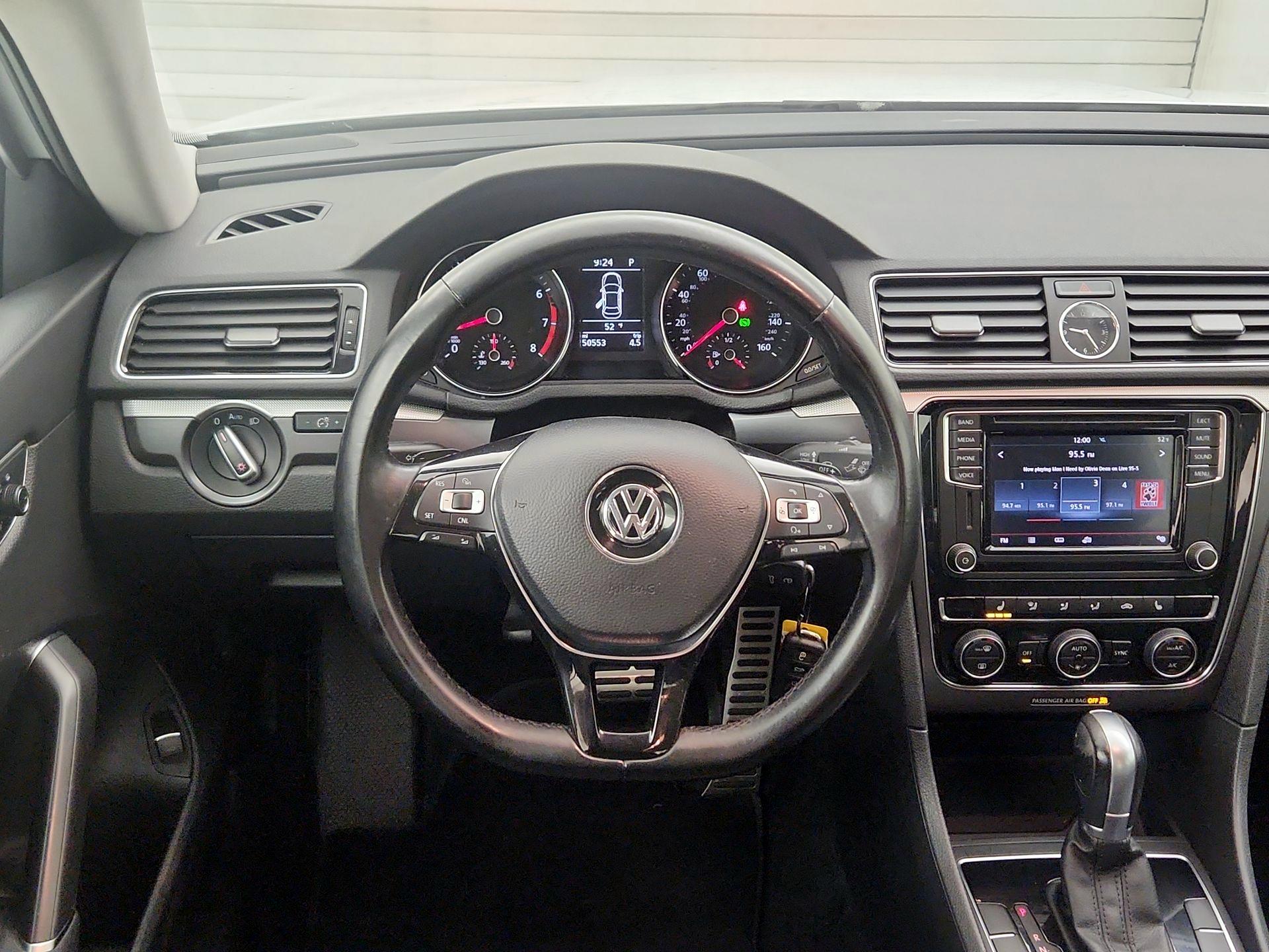 Thumbnail: 2017 Volkswagen Passat - 10
