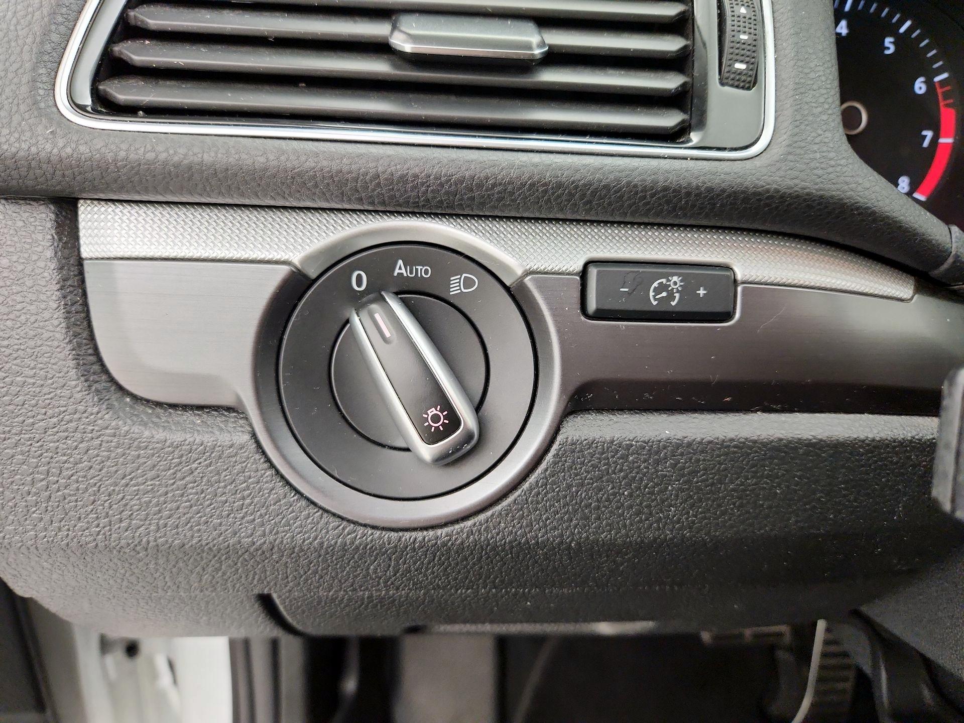 Thumbnail: 2017 Volkswagen Passat - 13