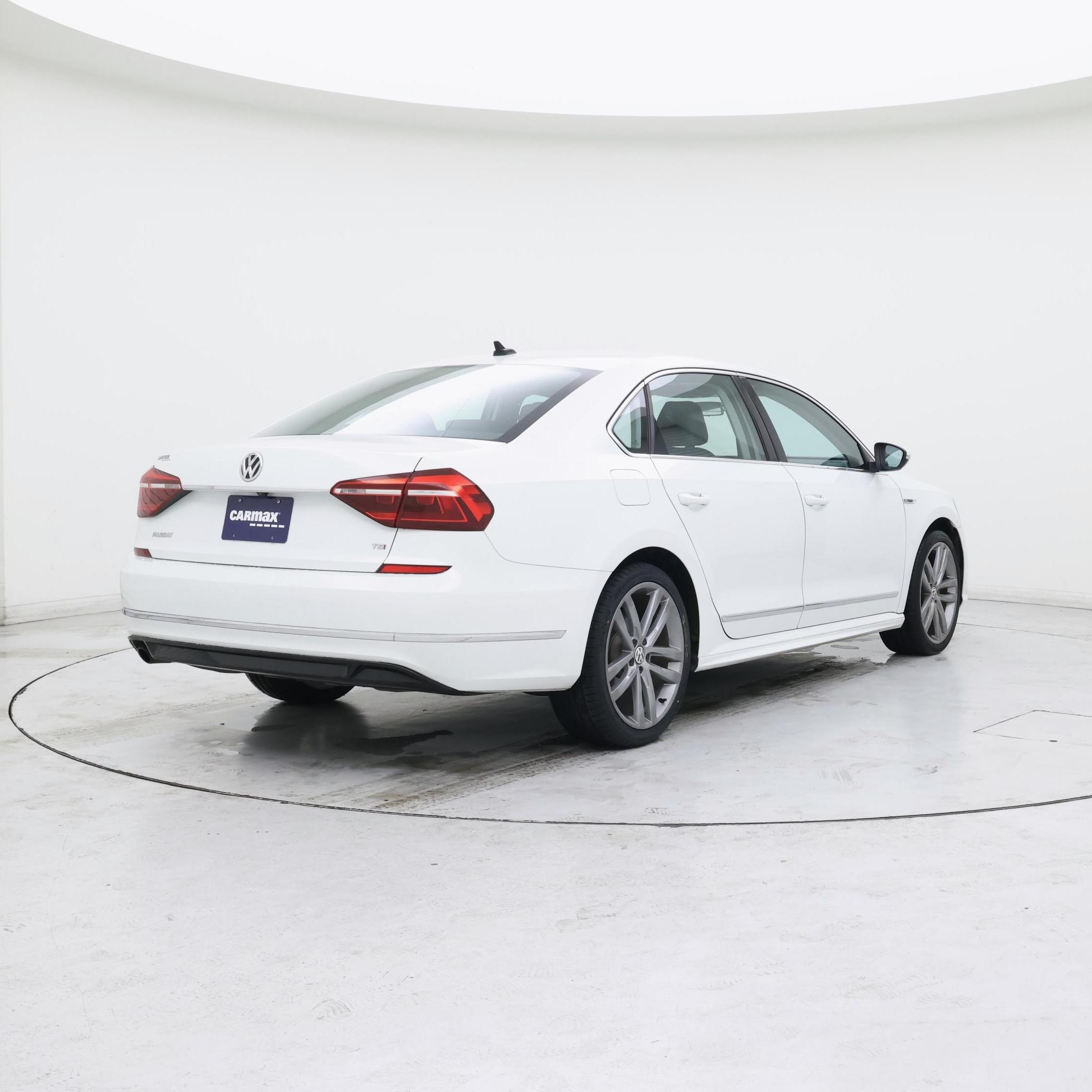 Thumbnail: 2017 Volkswagen Passat - 8