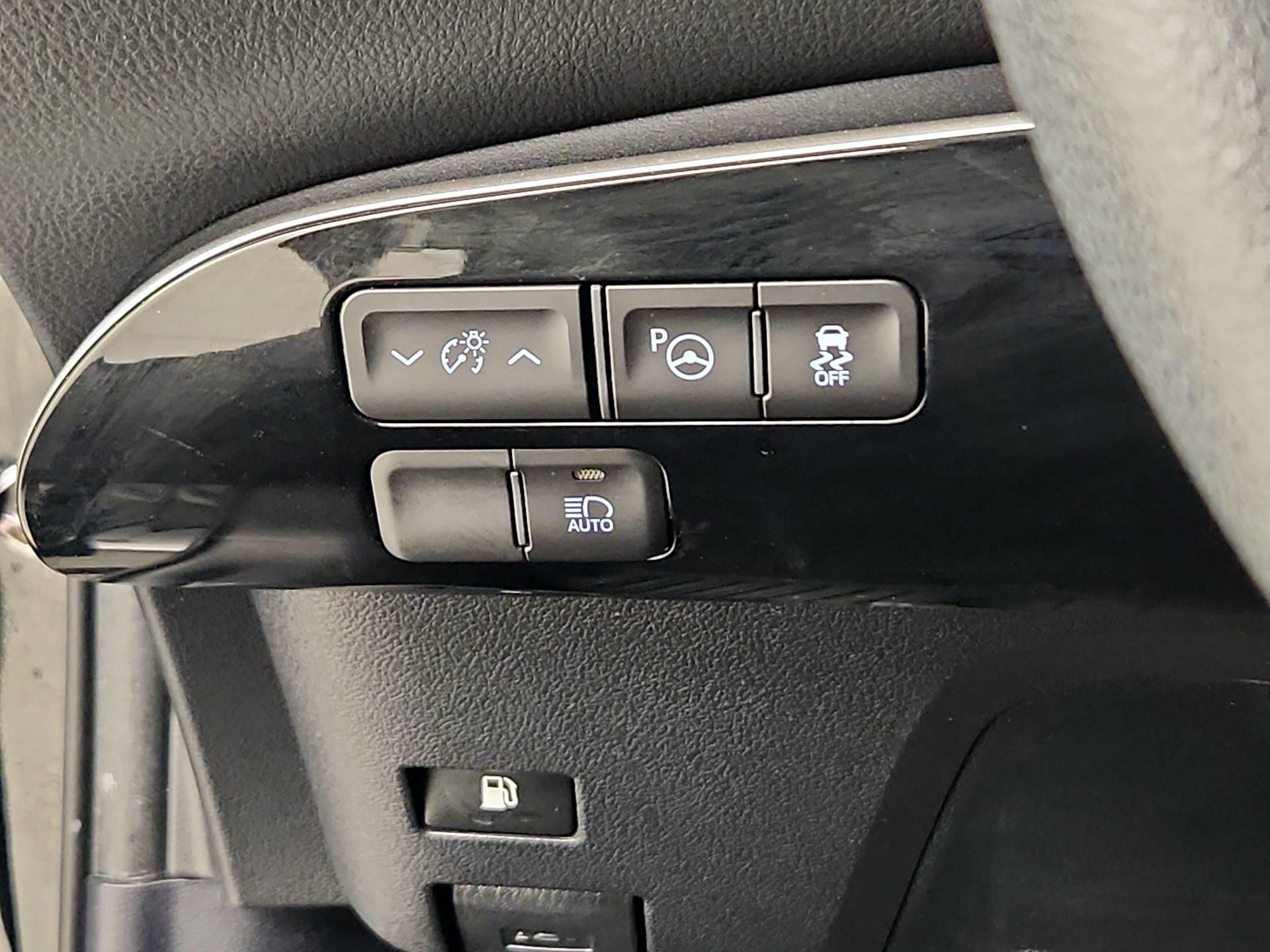 Thumbnail: 2018 Toyota Prius - 13