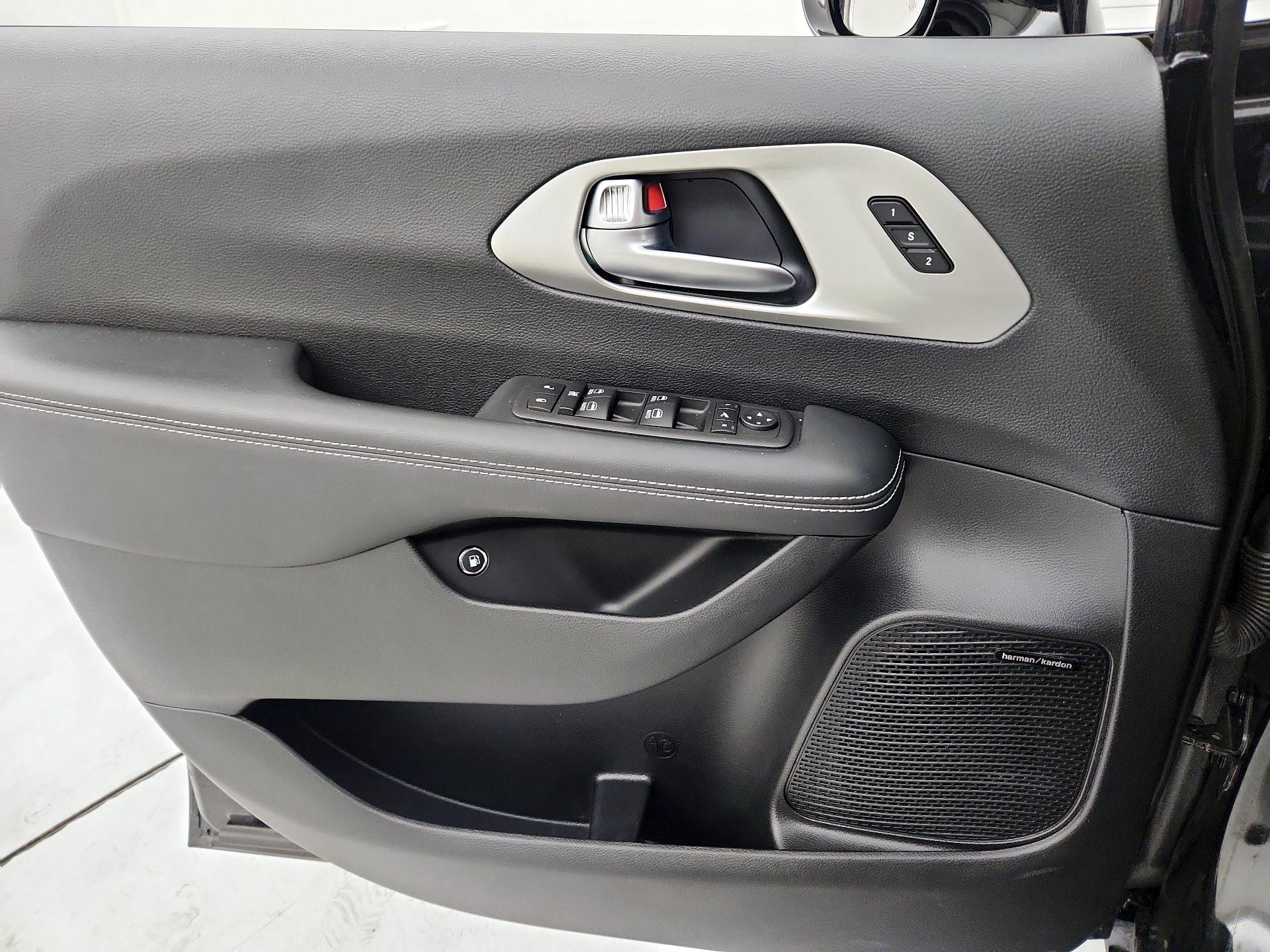 Thumbnail: 2023 Chrysler Pacifica - 12