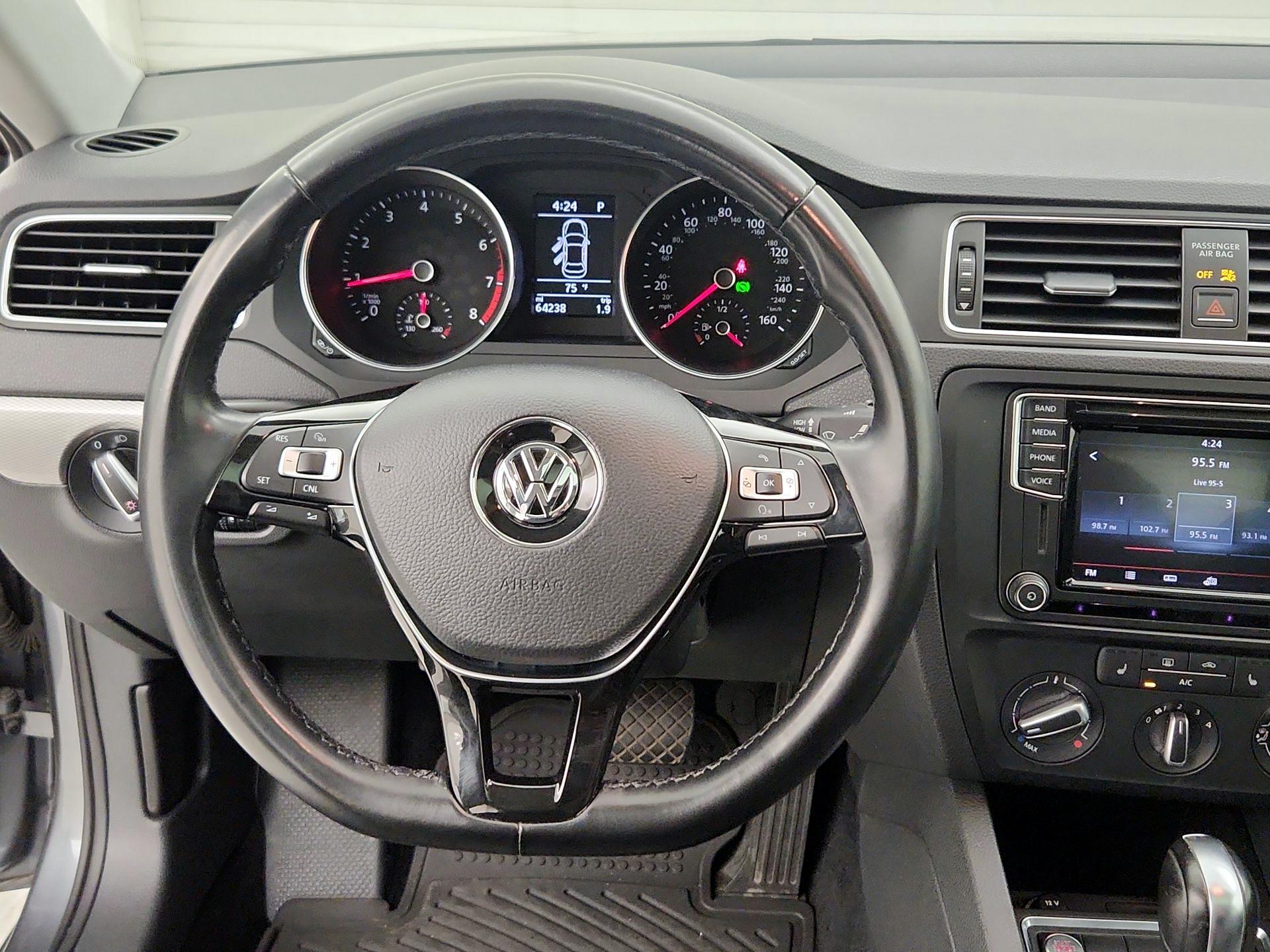 Thumbnail: 2017 Volkswagen Jetta - 10