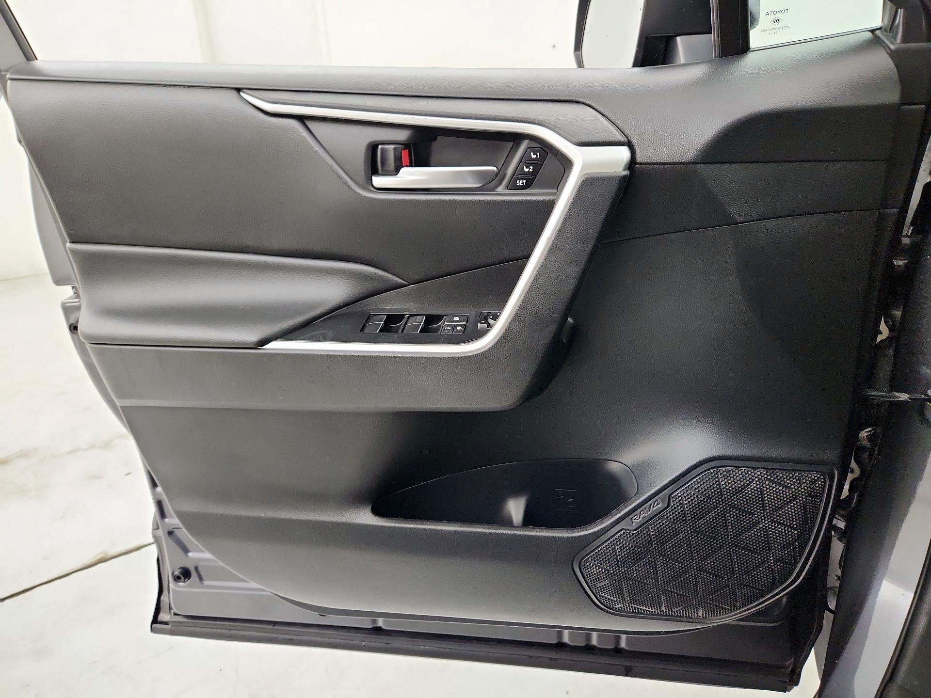 Thumbnail: 2020 Toyota RAV4 - 12