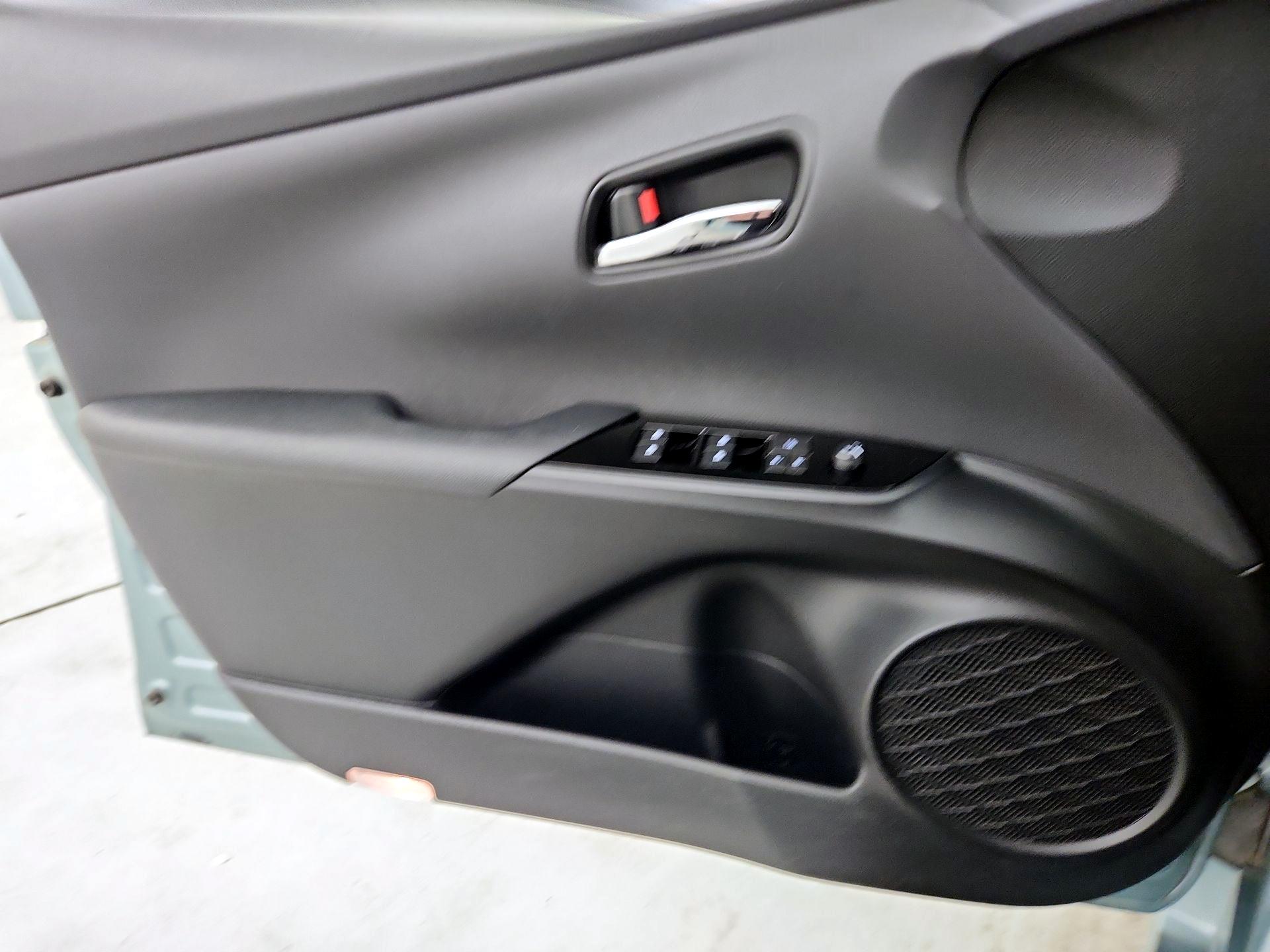 Thumbnail: 2018 Toyota Prius - 12