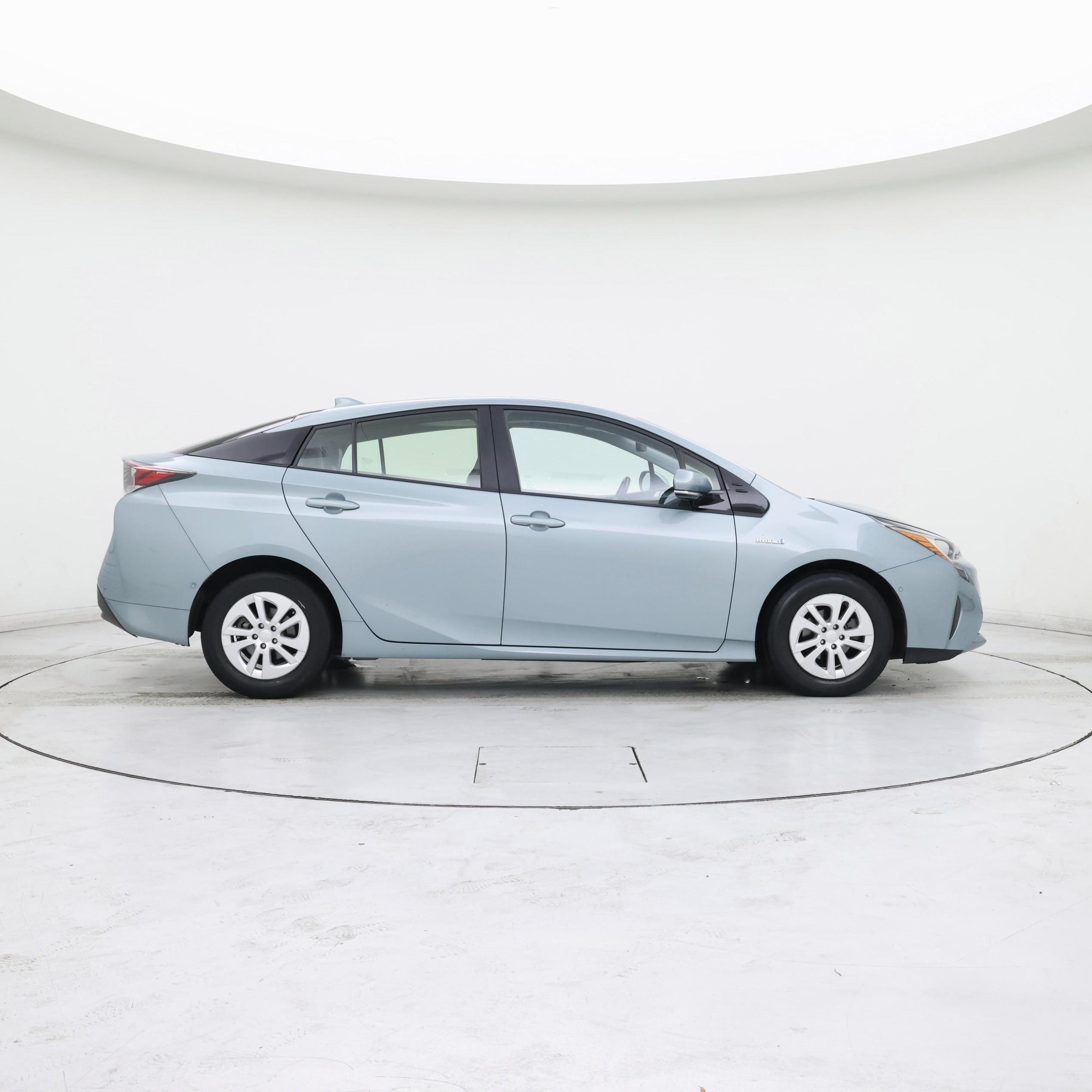 Thumbnail: 2018 Toyota Prius - 7