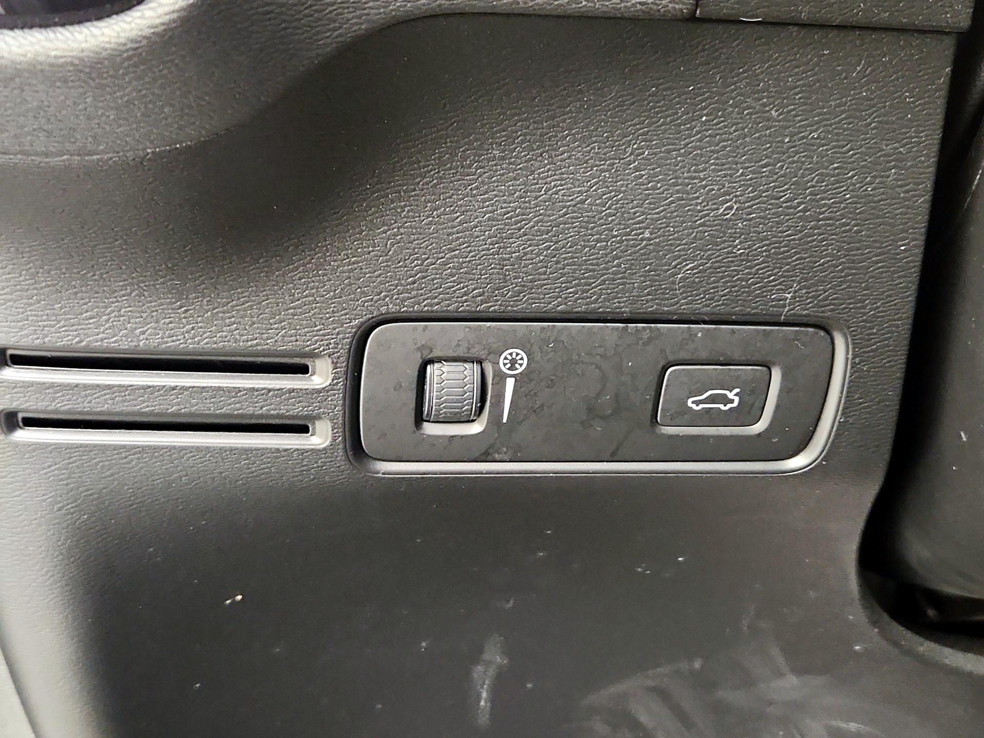 Thumbnail: 2021 Volvo XC40 - 13