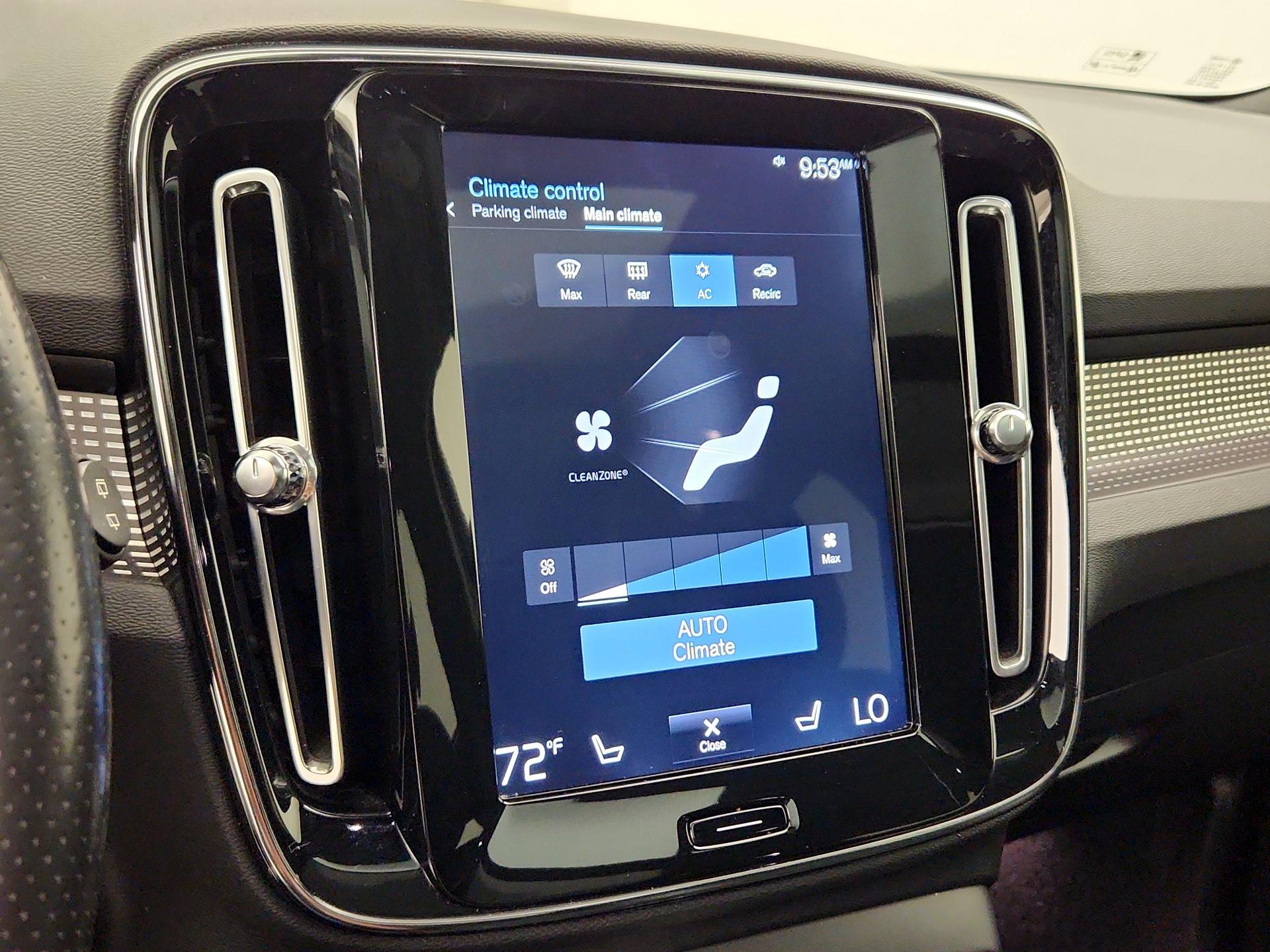 Thumbnail: 2021 Volvo XC40 - 17