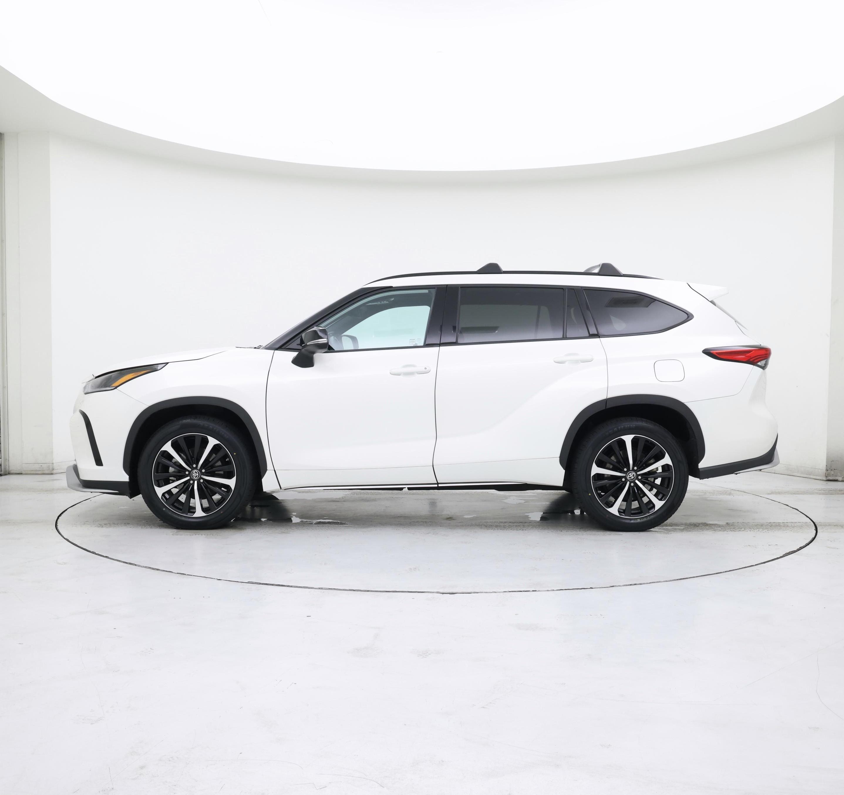Thumbnail: 2021 Toyota Highlander - 3