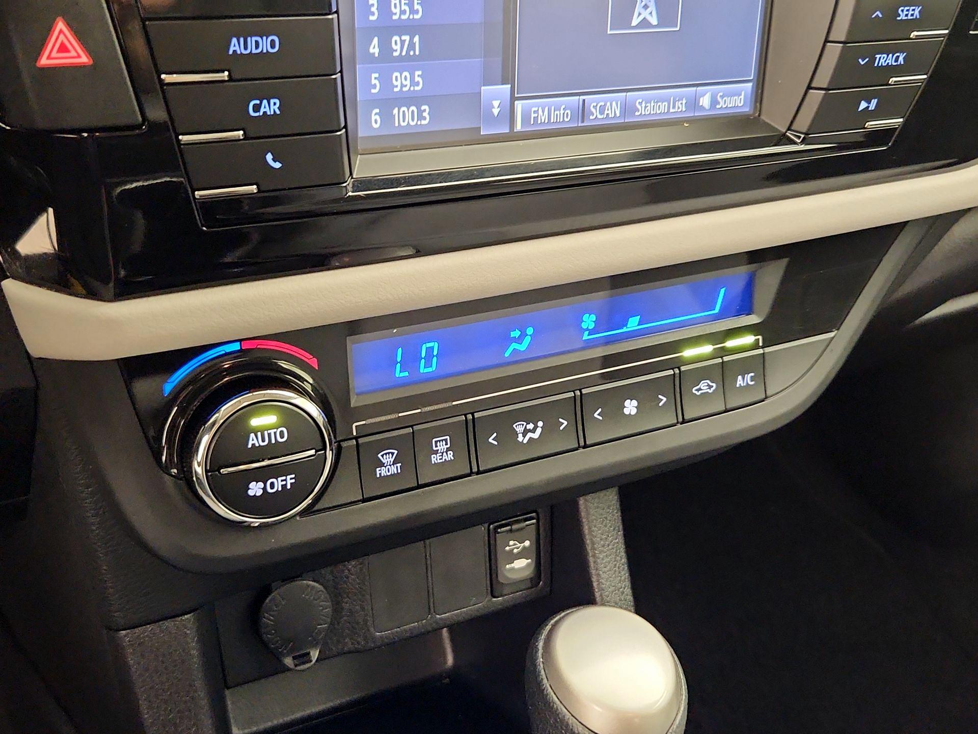 Thumbnail: 2015 Toyota Corolla - 16