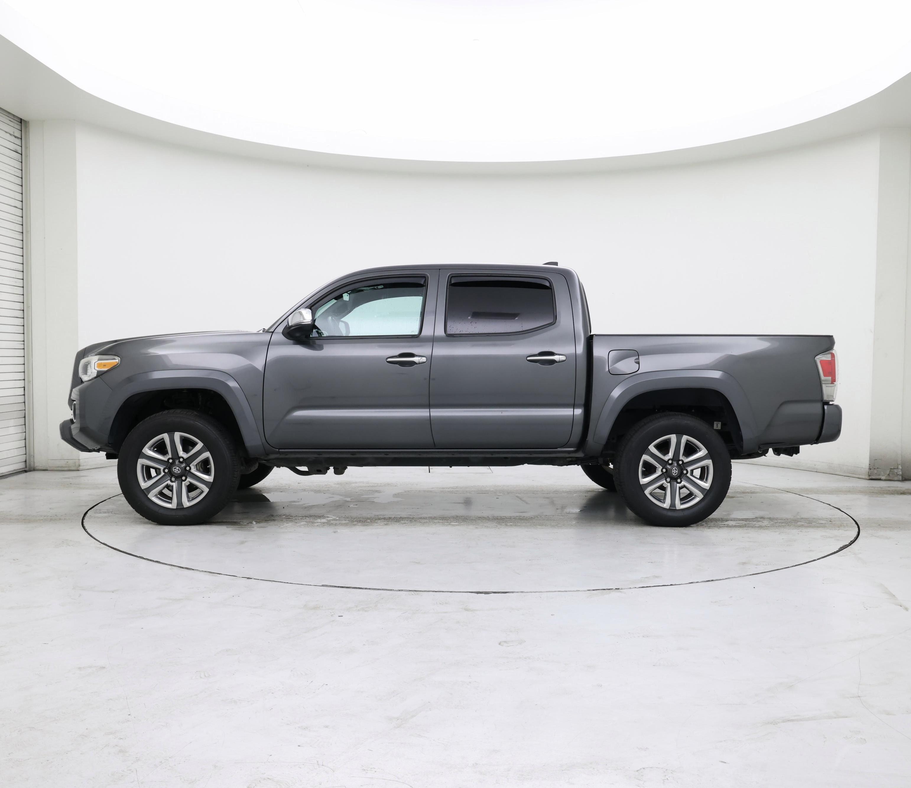 Thumbnail: 2017 Toyota Tacoma - 3
