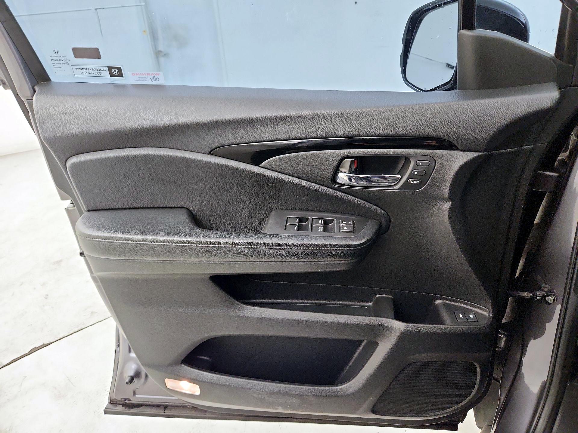 Thumbnail: 2017 Honda Pilot - 12