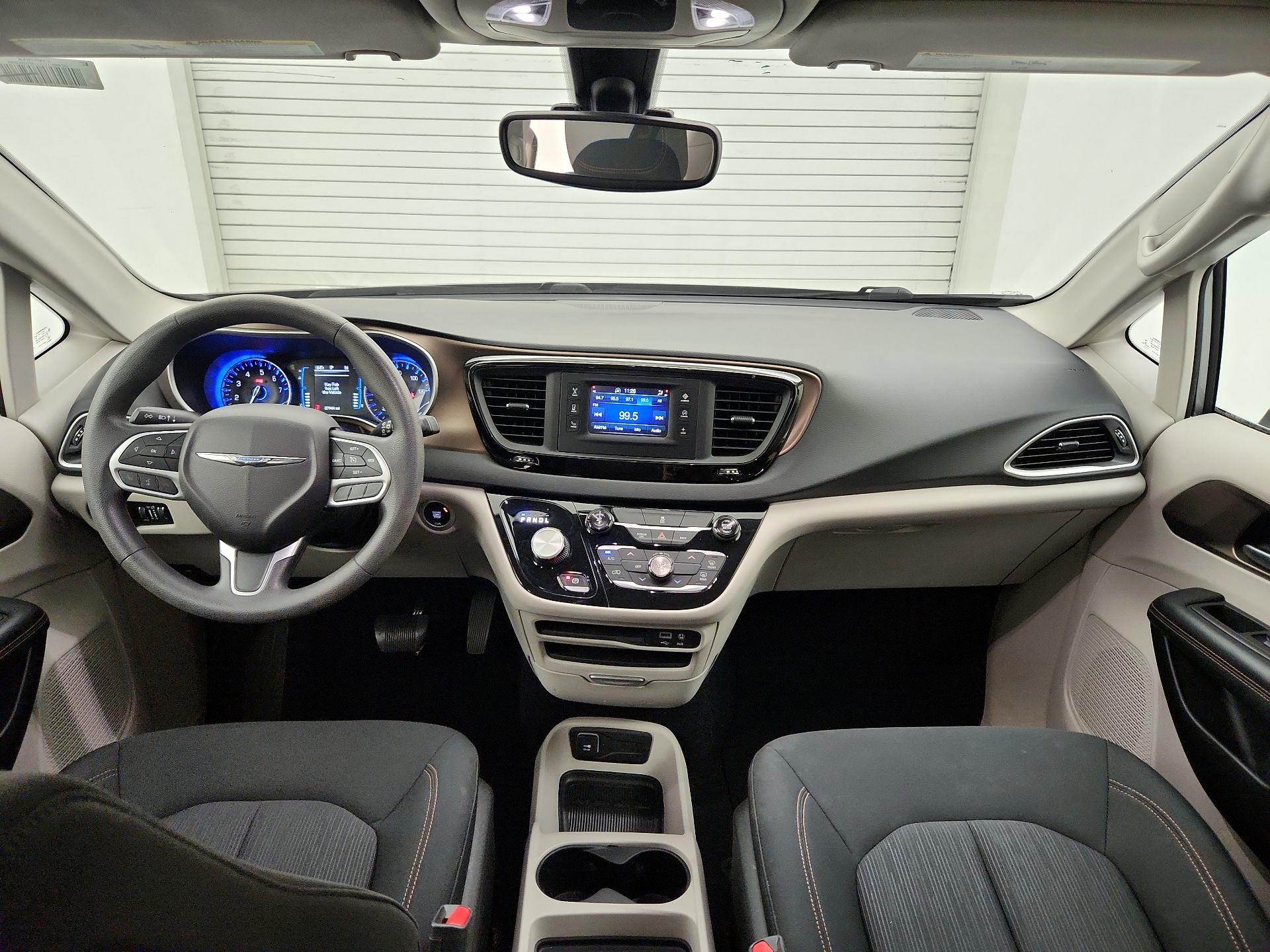 Thumbnail: 2017 Chrysler Pacifica - 9