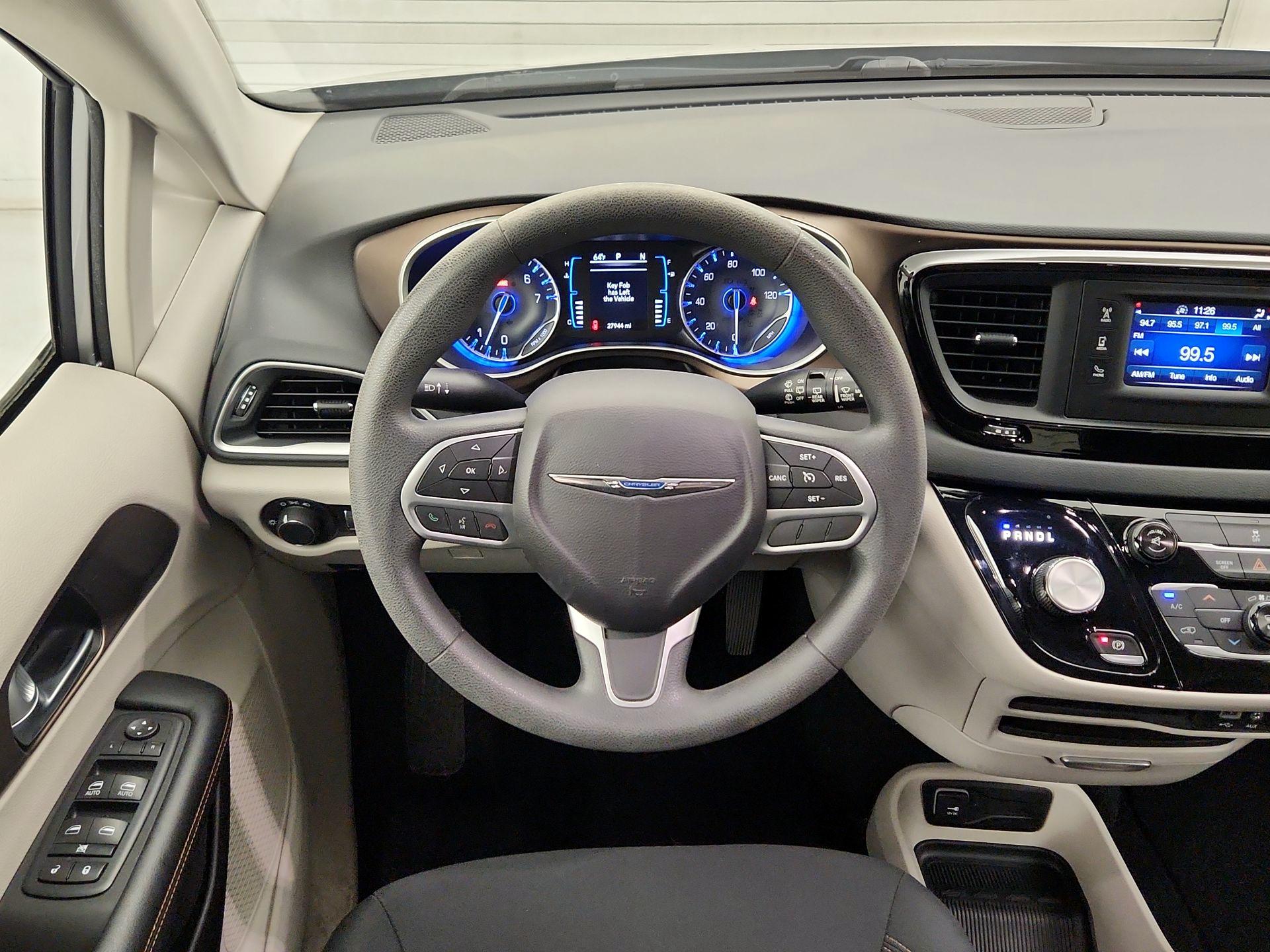 Thumbnail: 2017 Chrysler Pacifica - 10