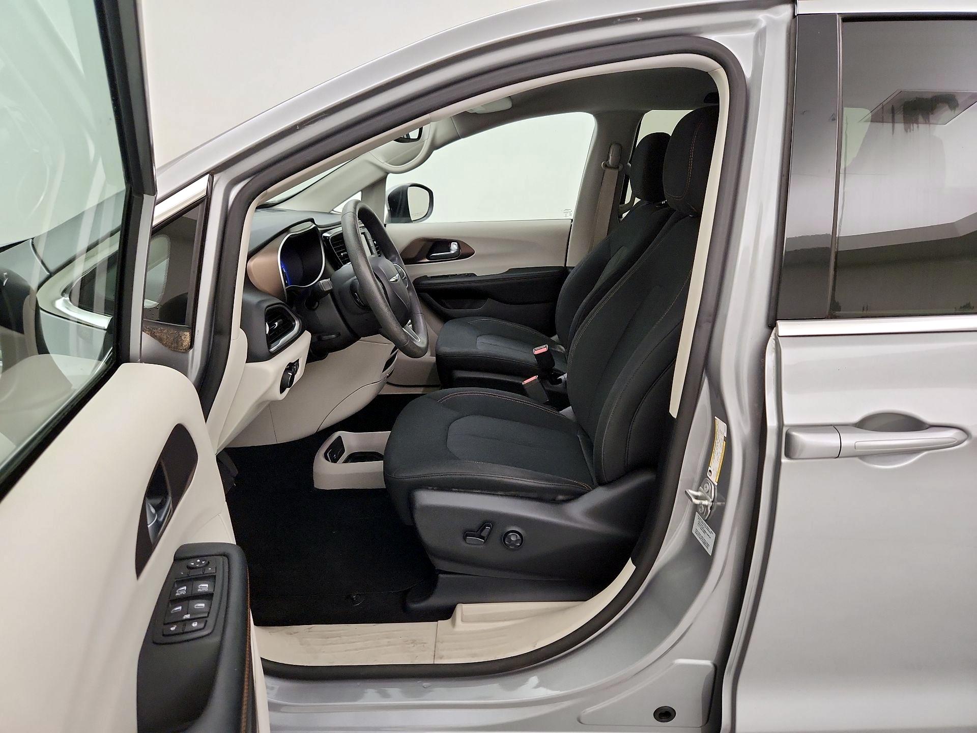 Thumbnail: 2017 Chrysler Pacifica - 11