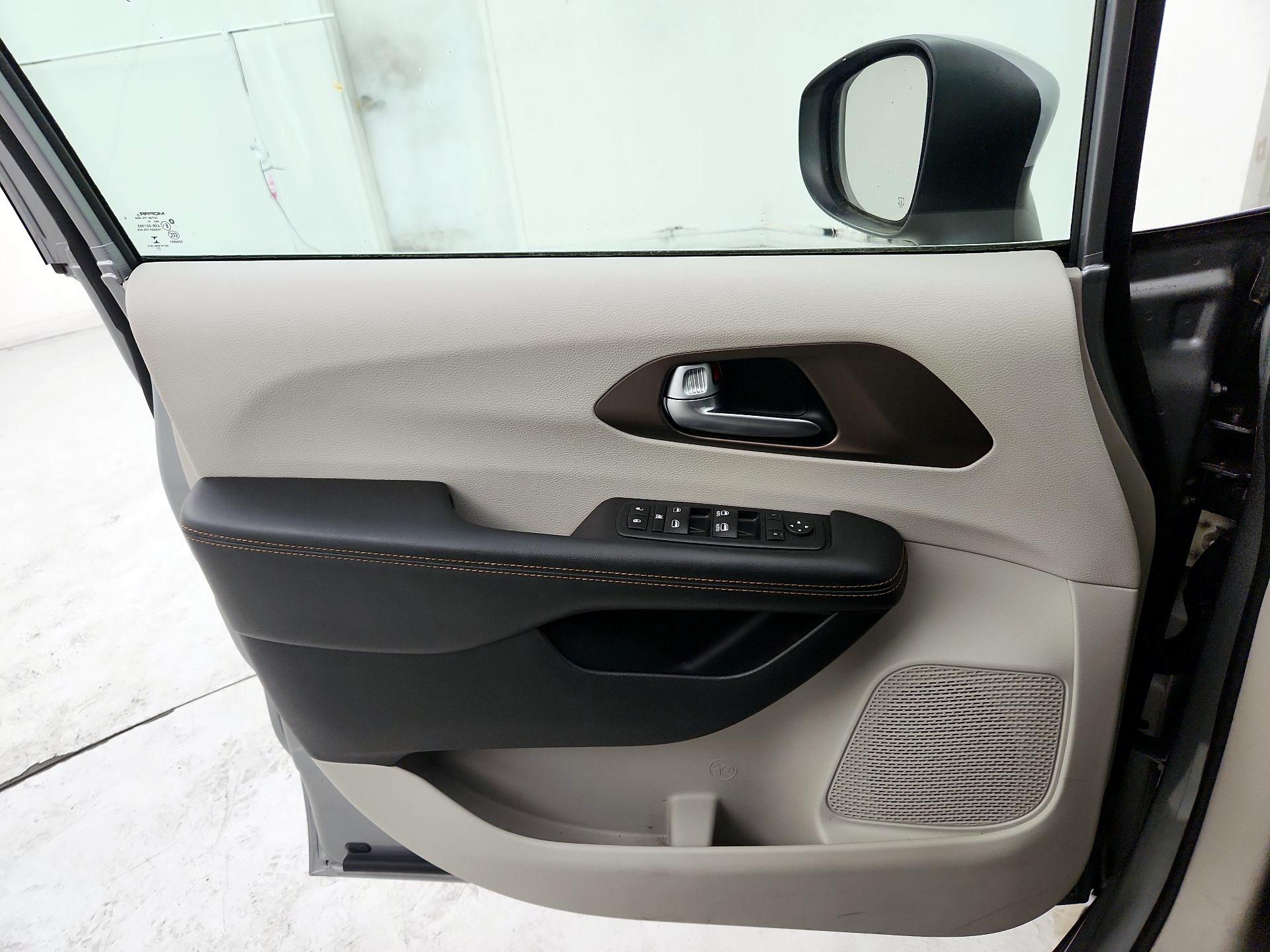 Thumbnail: 2017 Chrysler Pacifica - 12