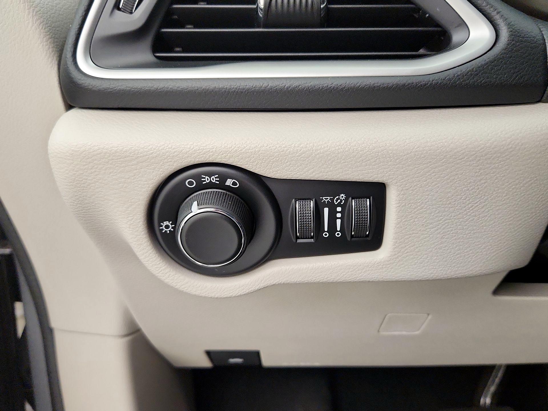 Thumbnail: 2017 Chrysler Pacifica - 13