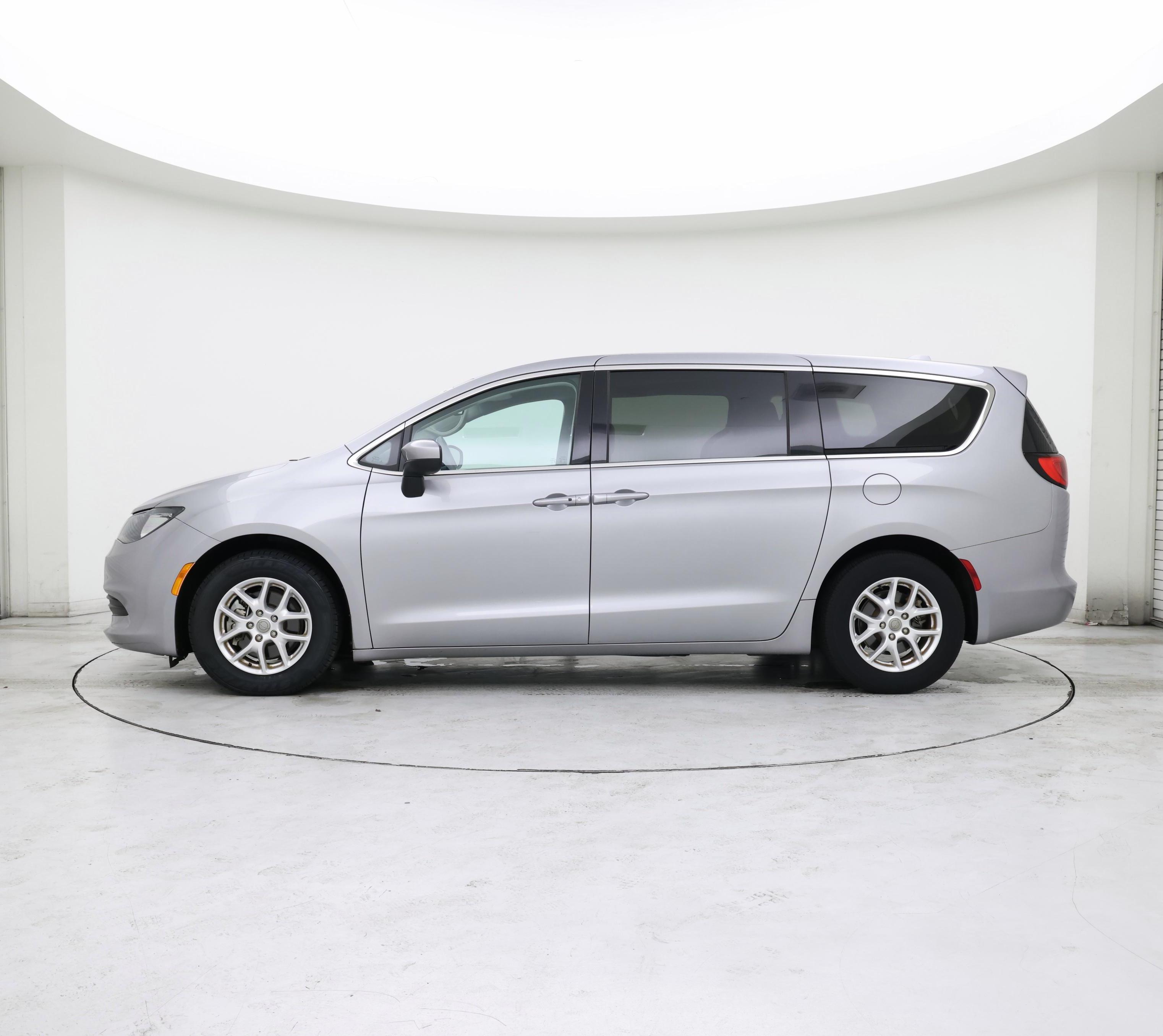 Thumbnail: 2017 Chrysler Pacifica - 3