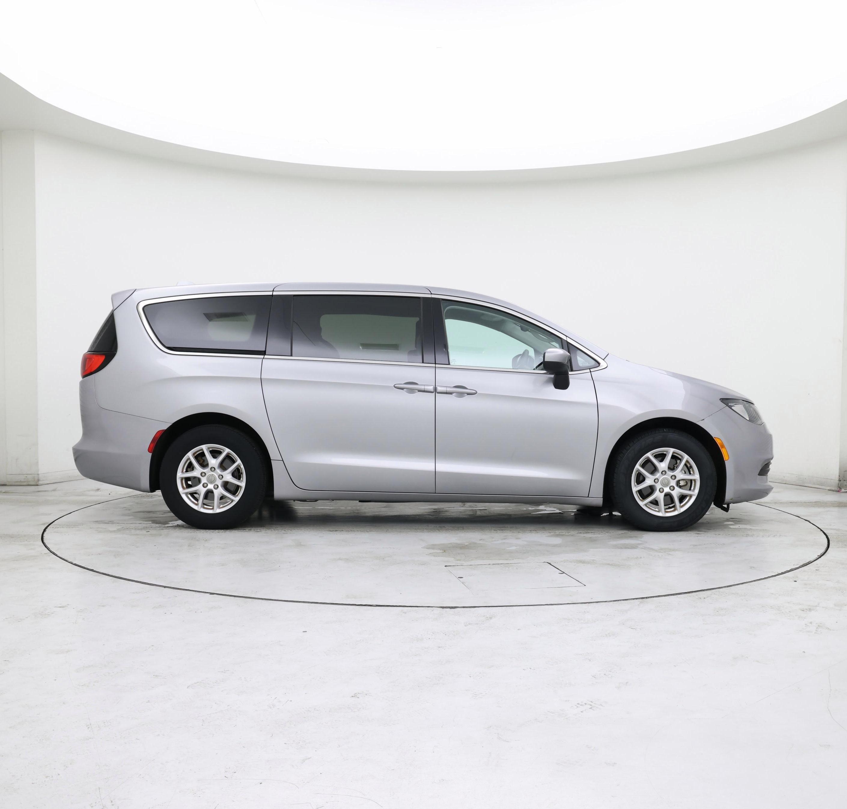 Thumbnail: 2017 Chrysler Pacifica - 7