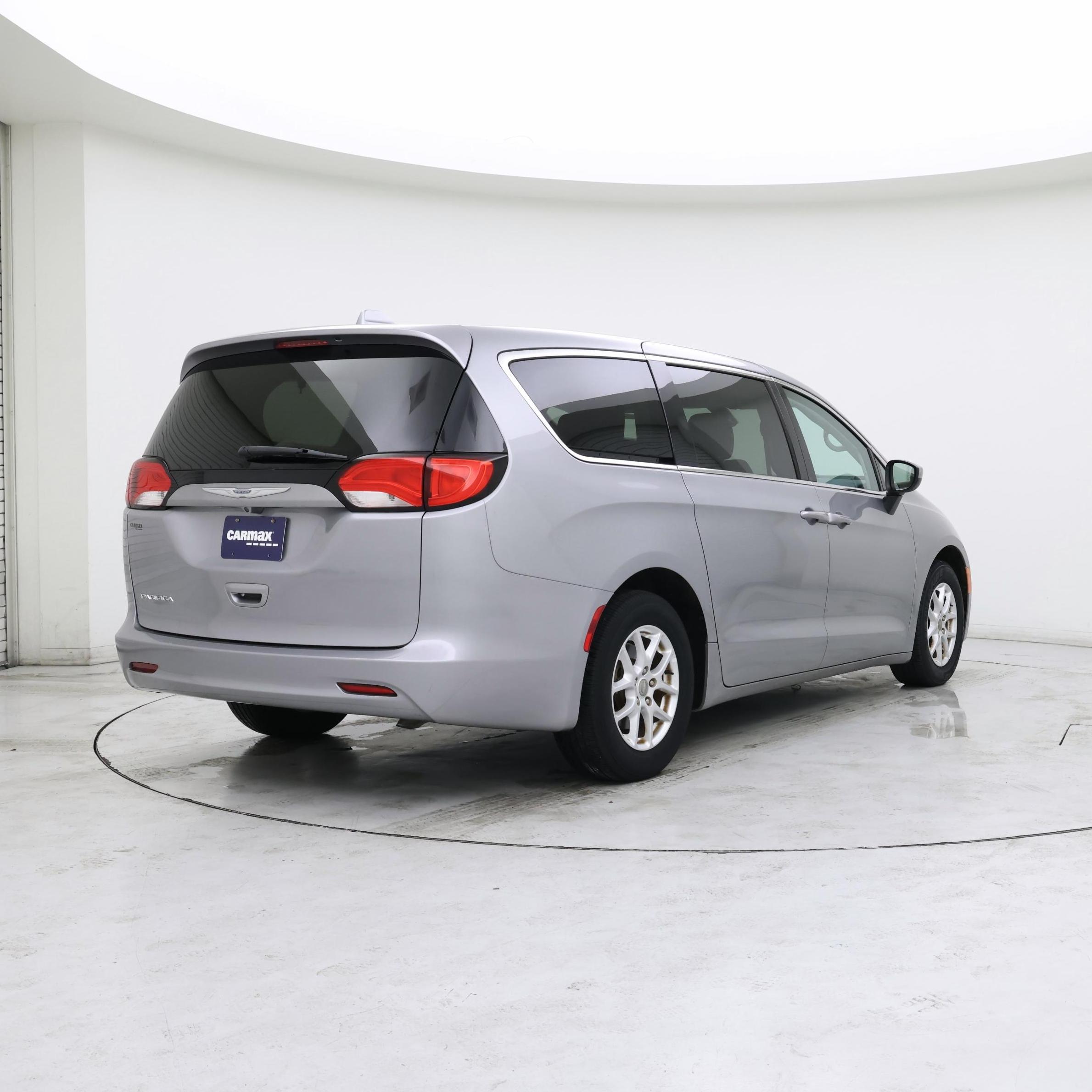 Thumbnail: 2017 Chrysler Pacifica - 8