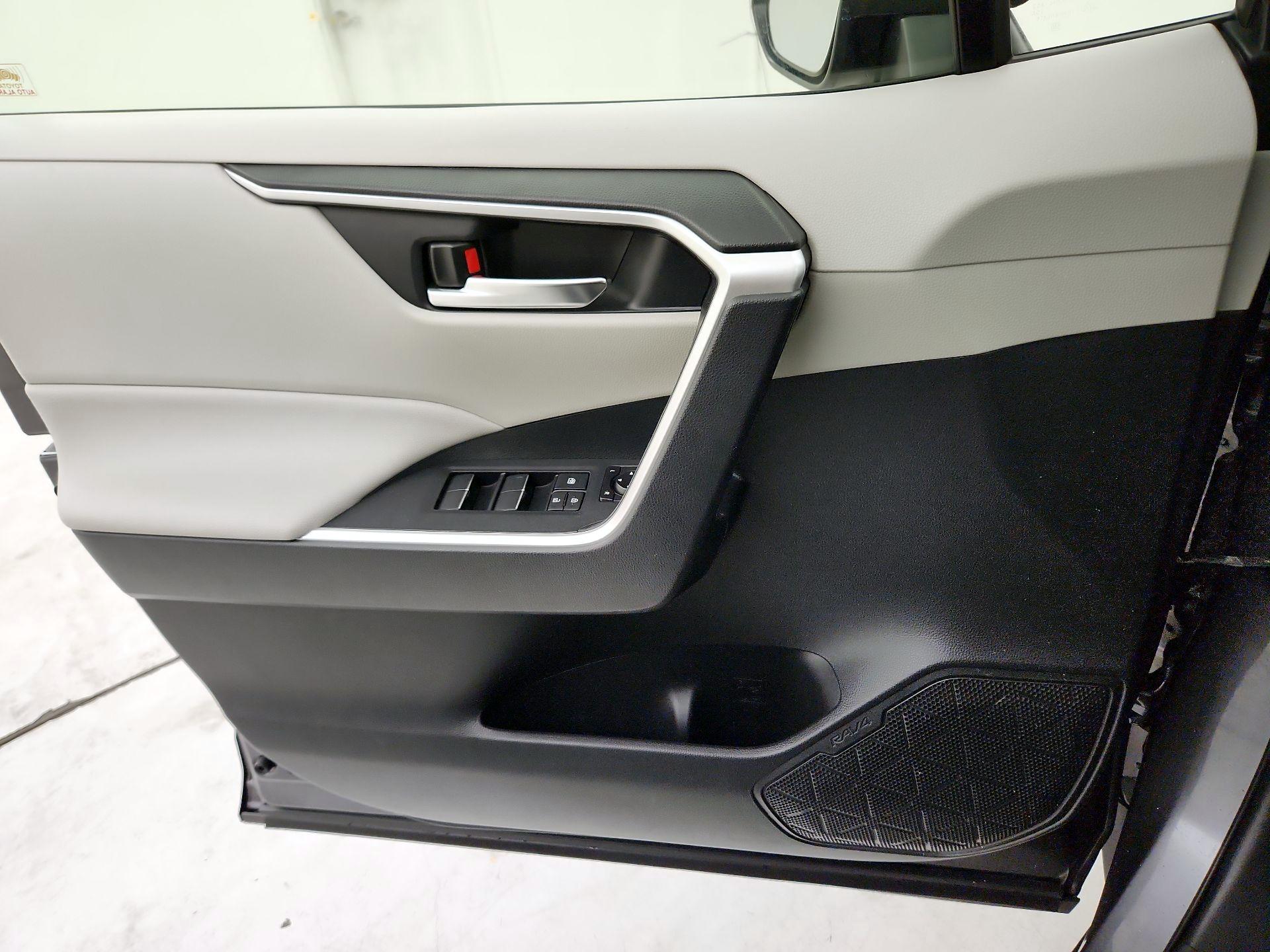 Thumbnail: 2019 Toyota RAV4 - 12