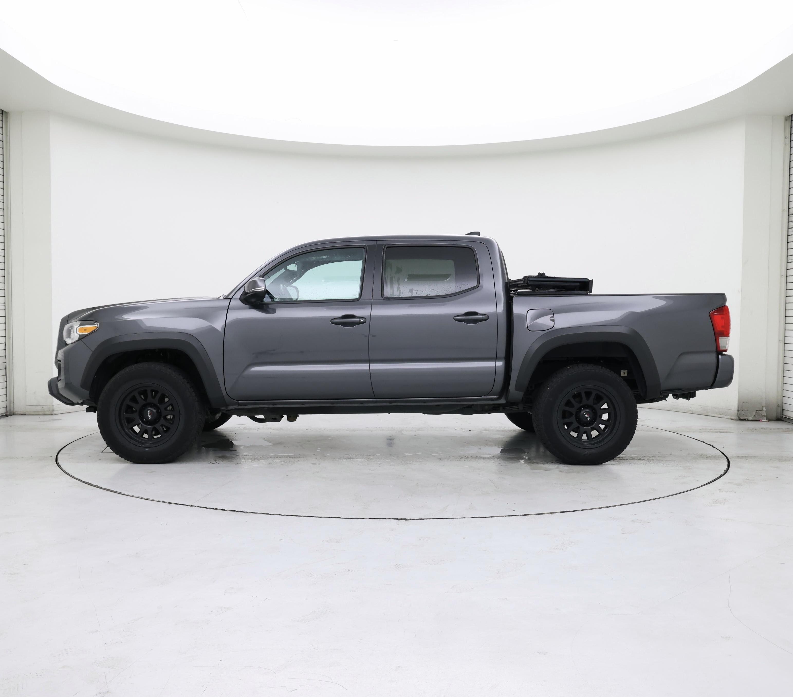 Thumbnail: 2017 Toyota Tacoma - 3
