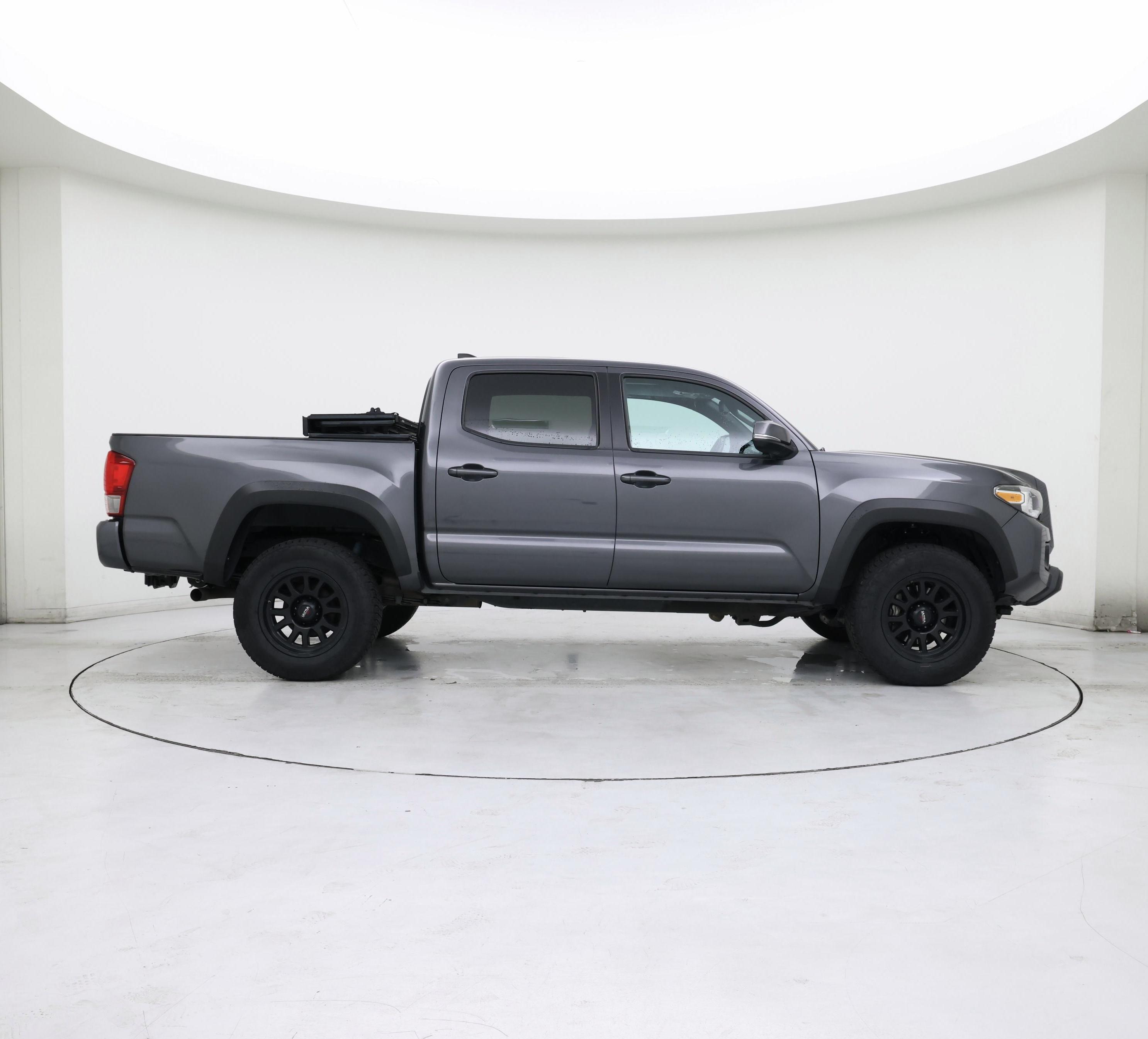 Thumbnail: 2017 Toyota Tacoma - 7