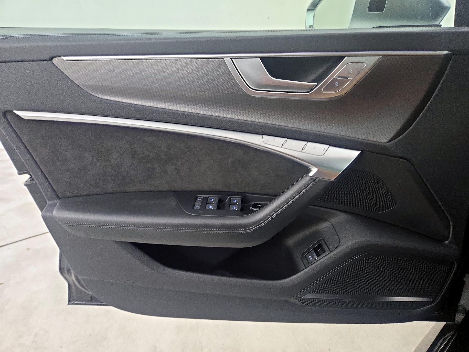 Thumbnail: 2021 Audi RS 6 - 12