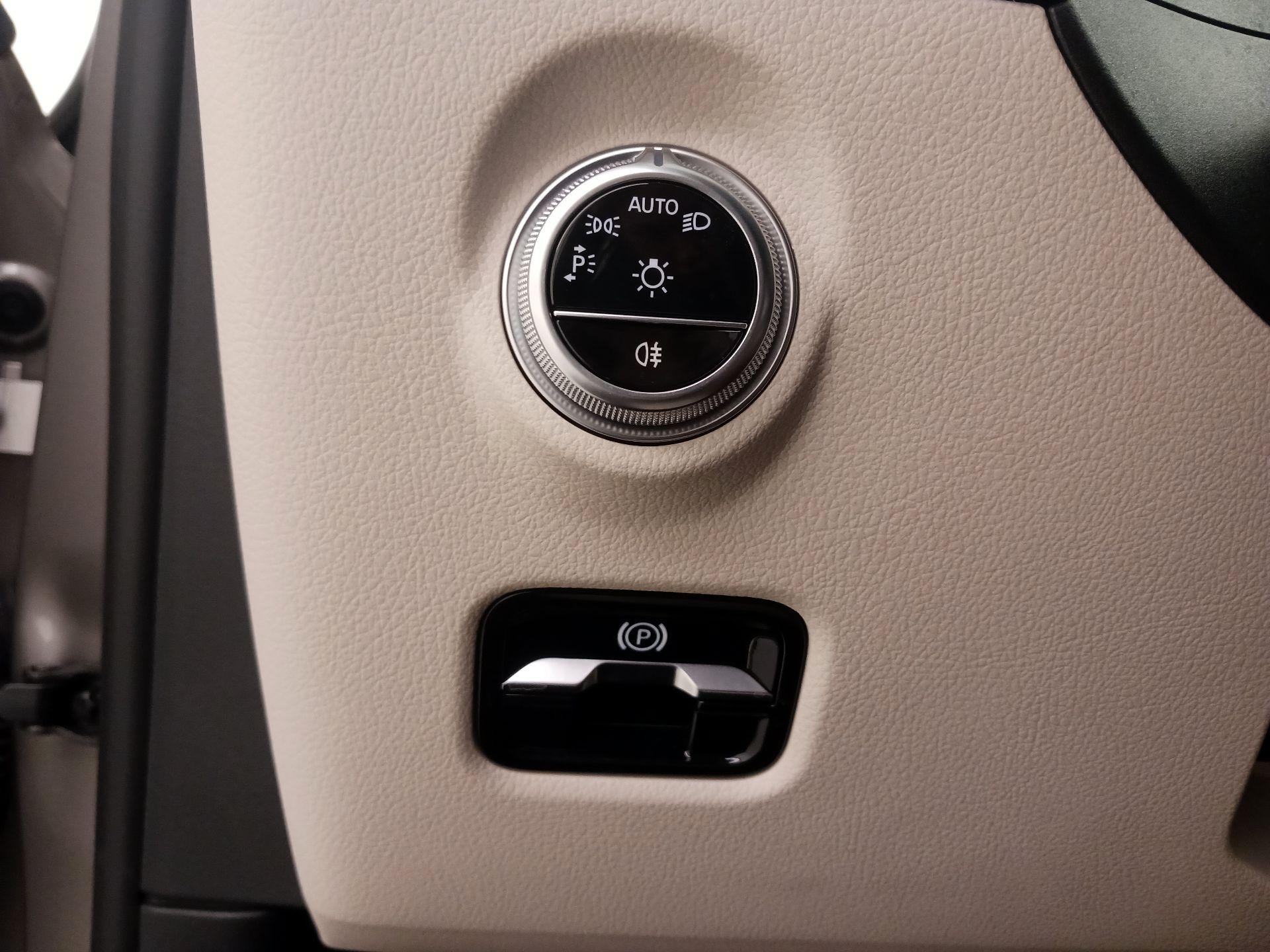 Thumbnail: 2023 Mercedes-Benz C-Class - 13