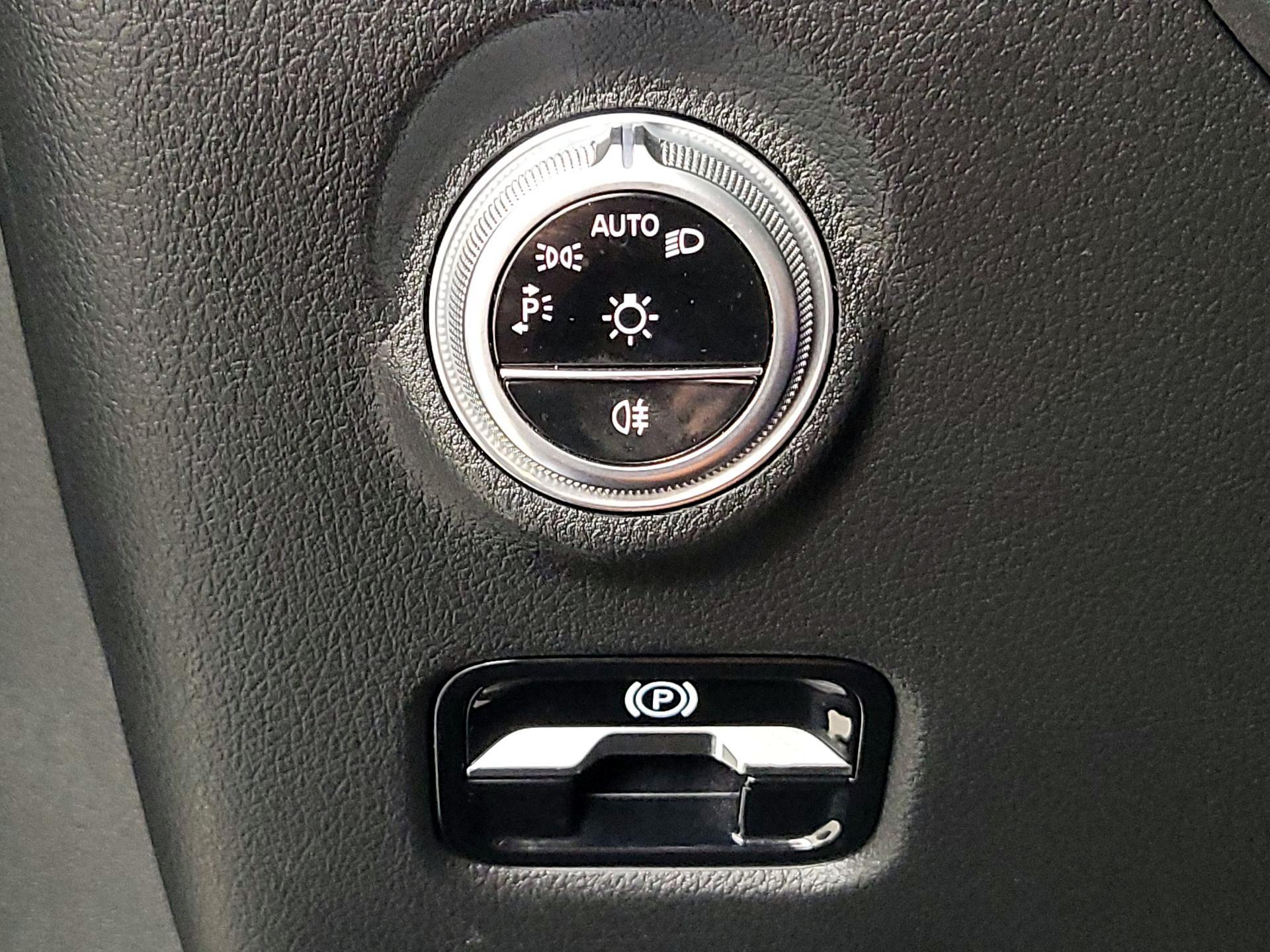 Thumbnail: 2022 Mercedes-Benz C-Class - 13