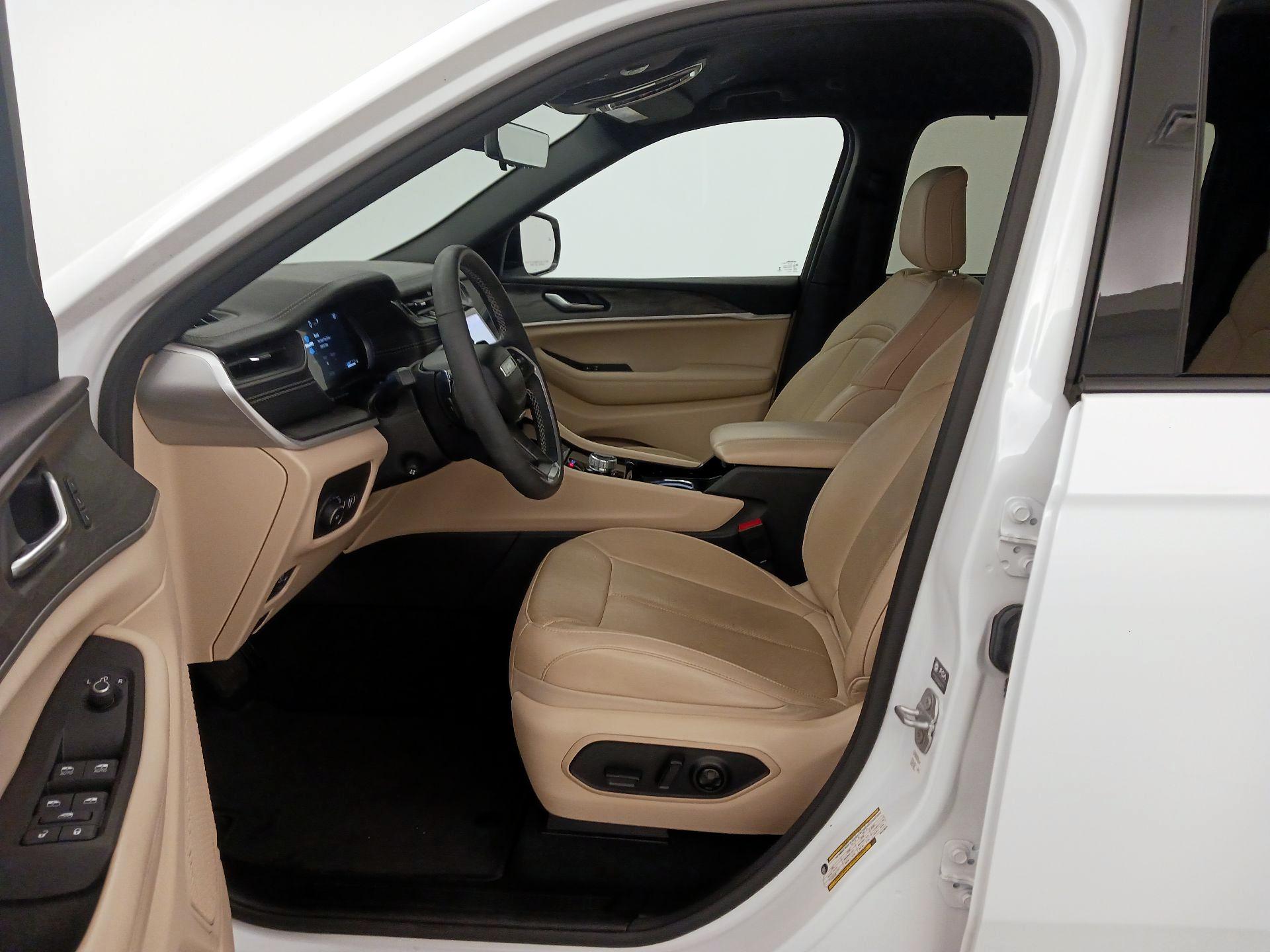 Thumbnail: 2023 Jeep Grand Cherokee - 11