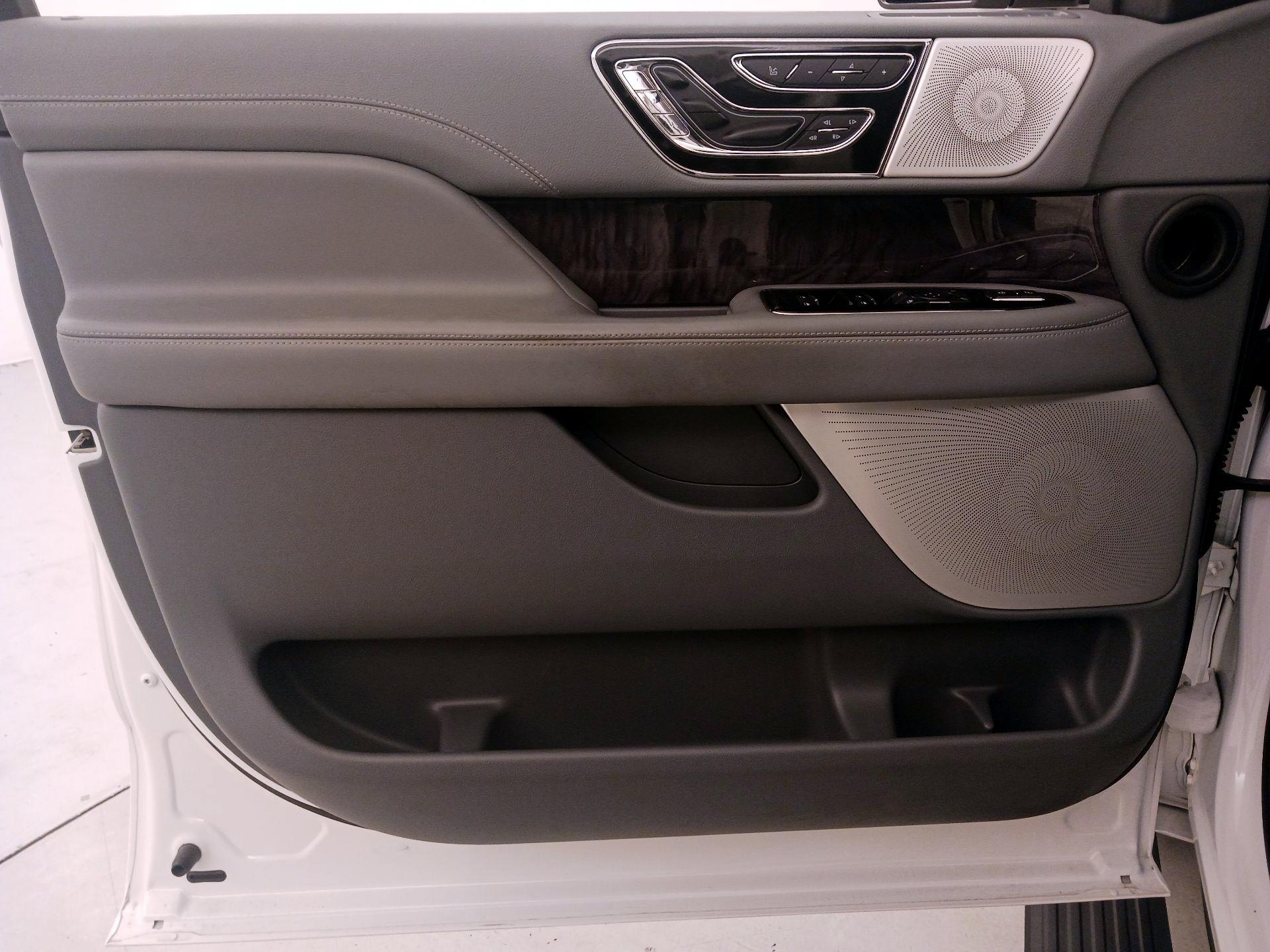 Thumbnail: 2021 Lincoln Navigator - 12