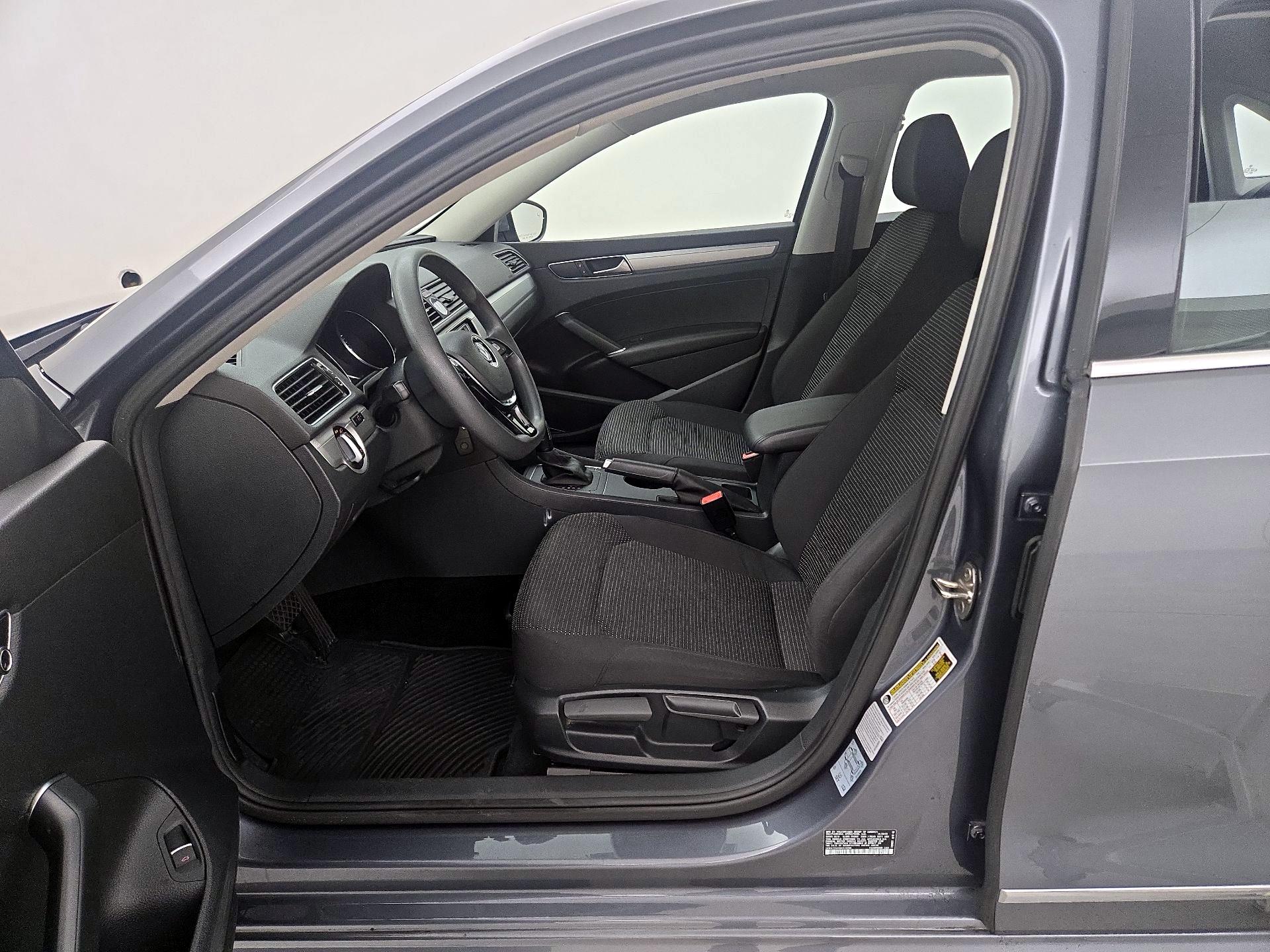 Thumbnail: 2016 Volkswagen Passat - 11