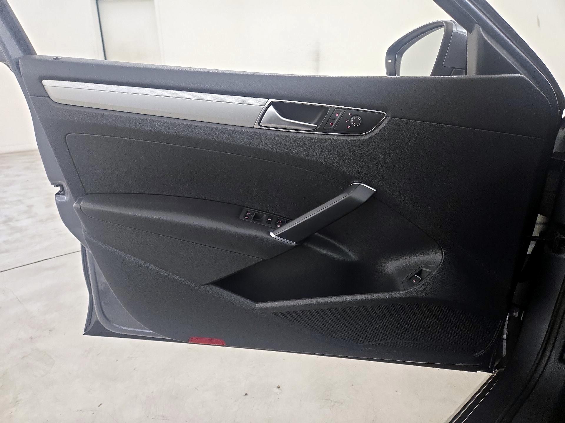 Thumbnail: 2016 Volkswagen Passat - 12