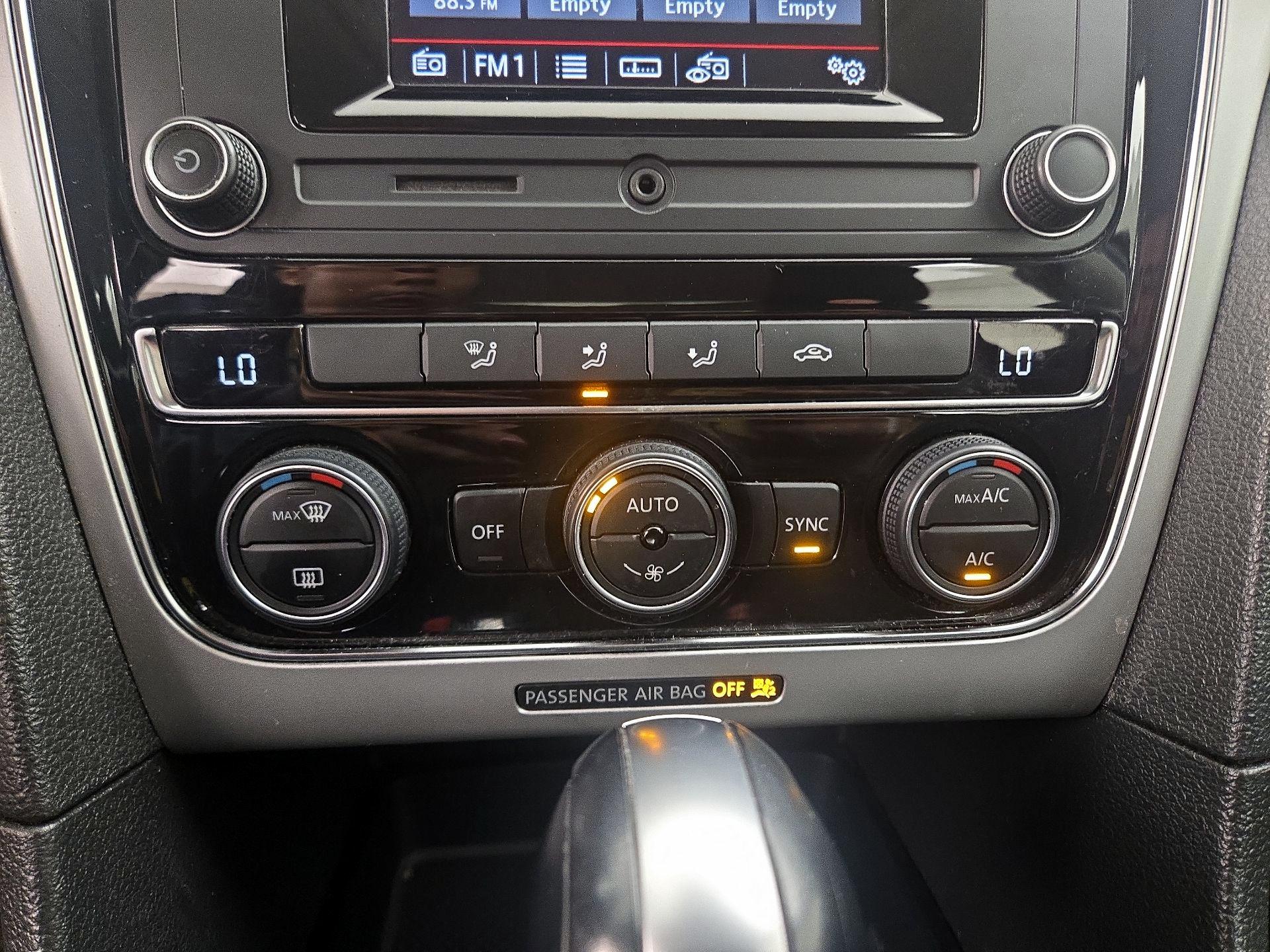 Thumbnail: 2016 Volkswagen Passat - 16