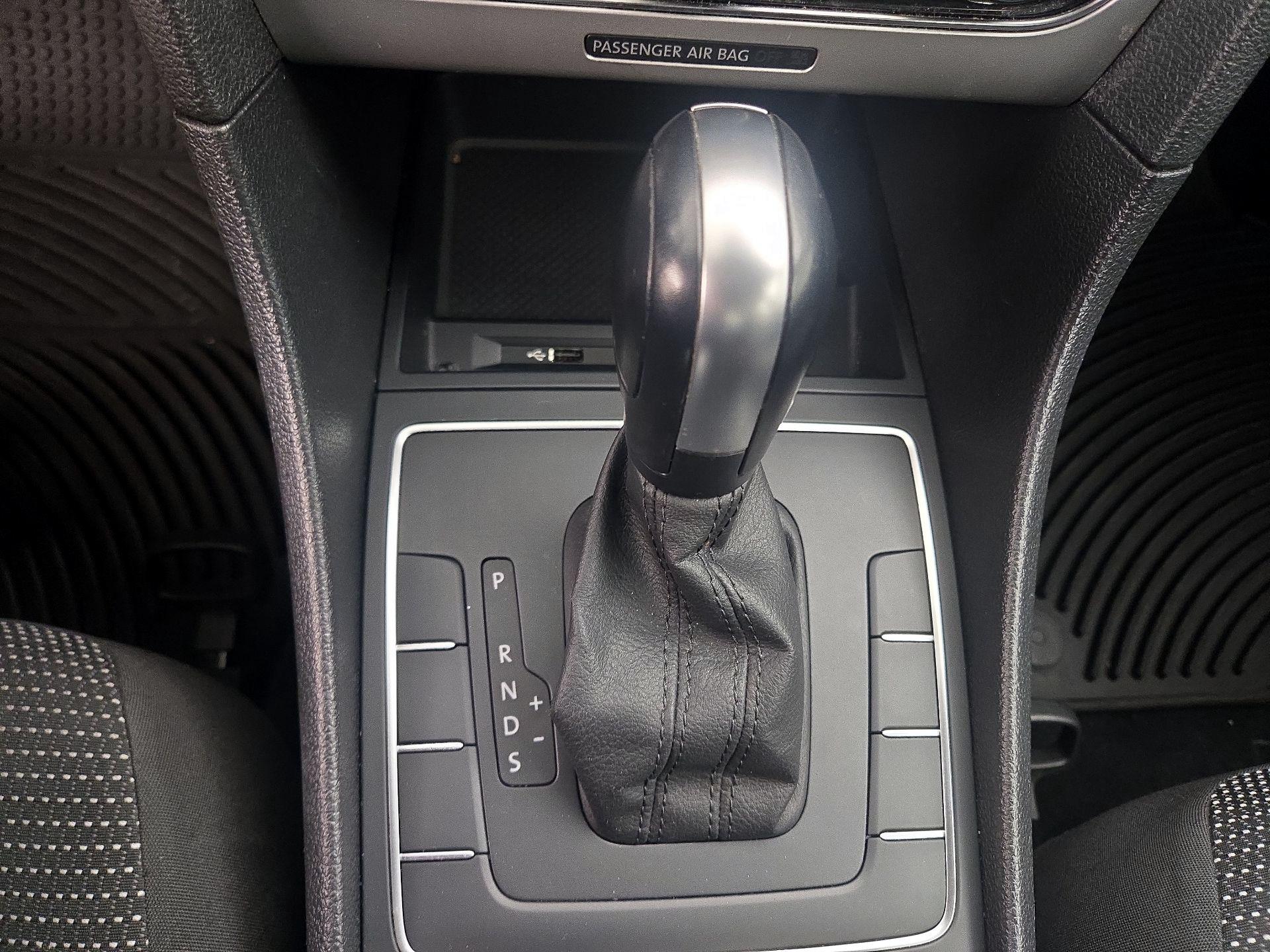 Thumbnail: 2016 Volkswagen Passat - 17