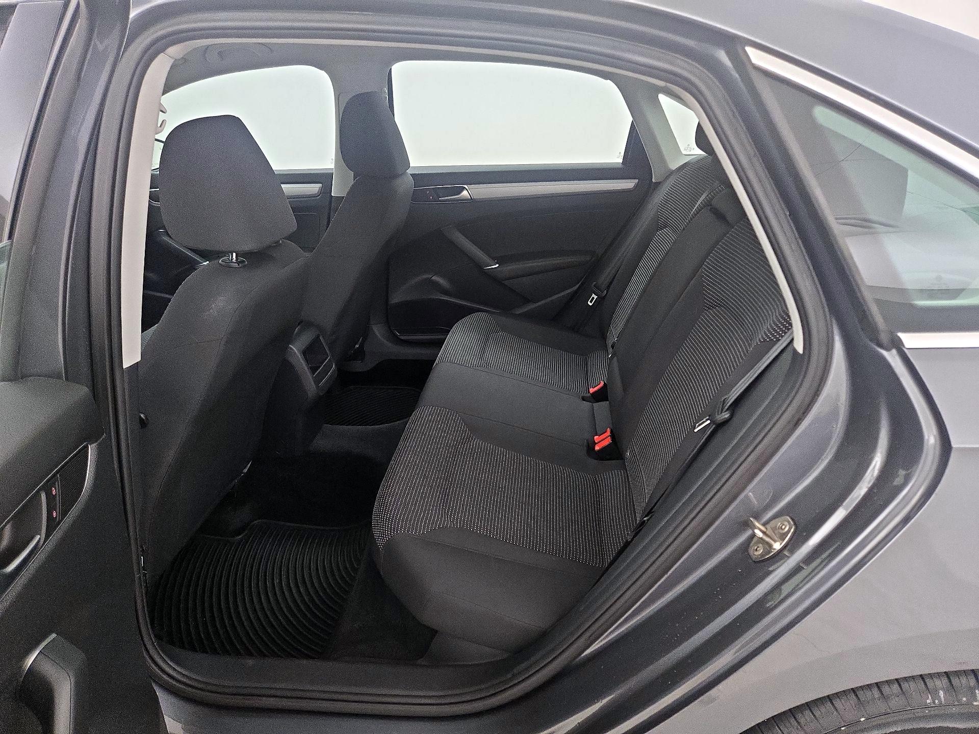 Thumbnail: 2016 Volkswagen Passat - 18