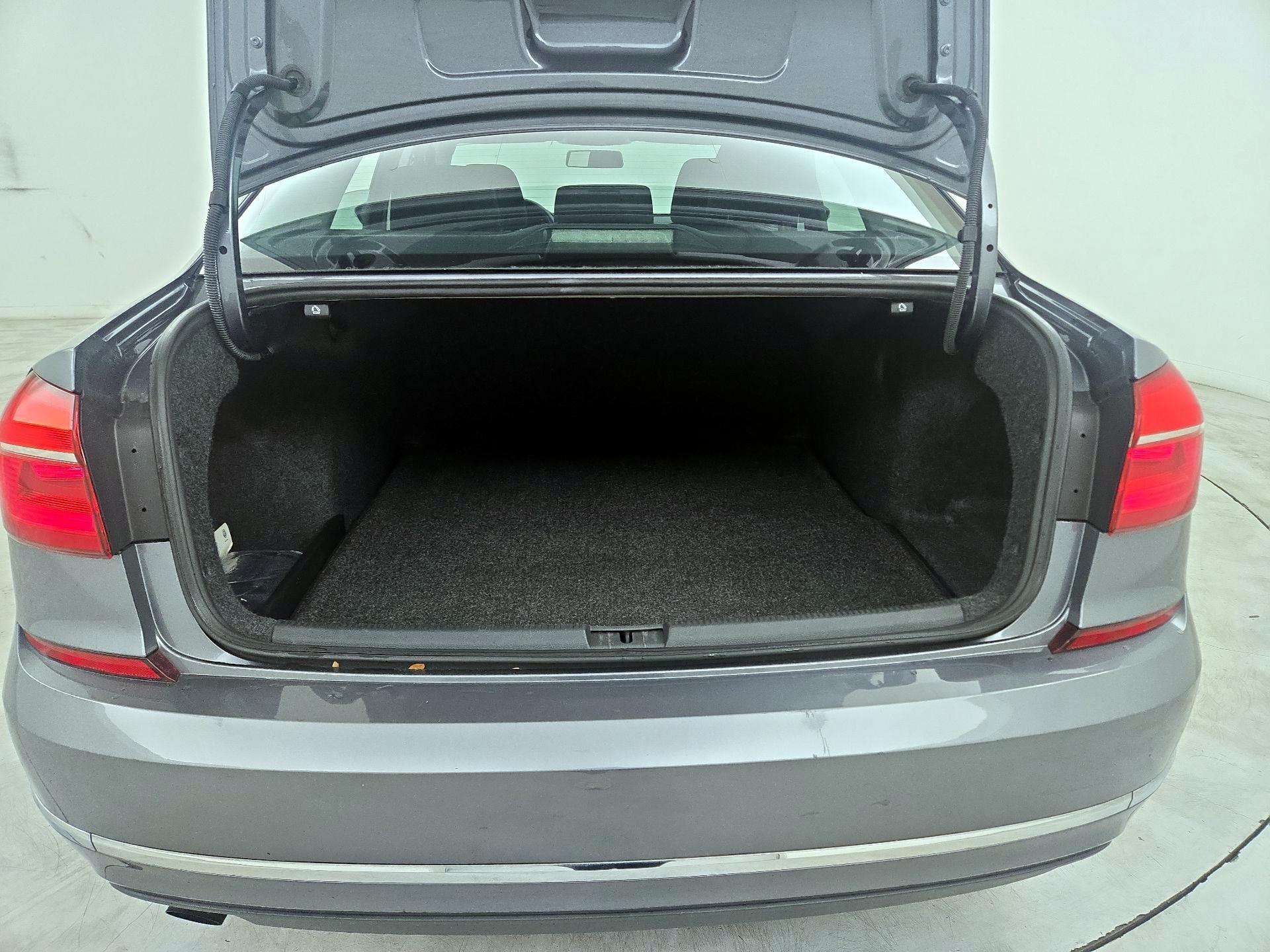 Thumbnail: 2016 Volkswagen Passat - 19