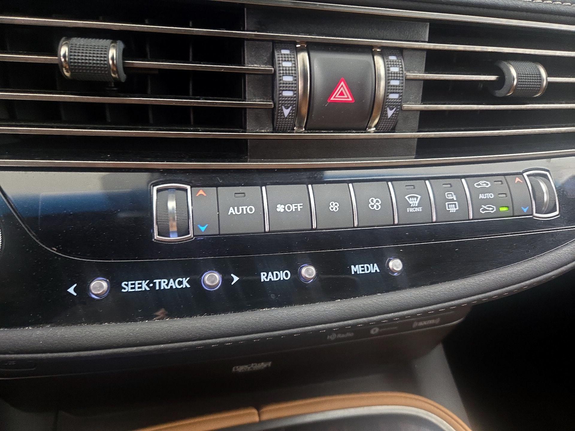 Thumbnail: 2021 Lexus LS - 17