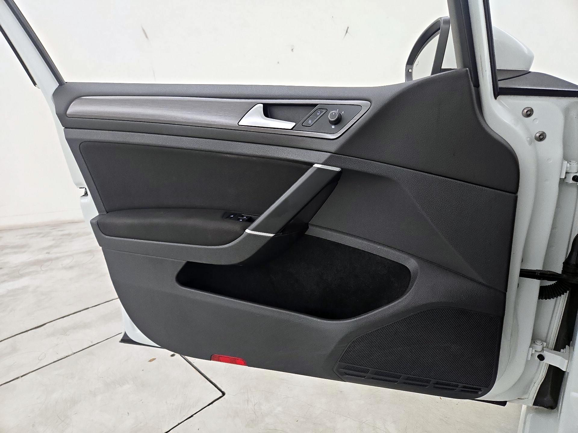 Thumbnail: 2019 Volkswagen Golf - 12