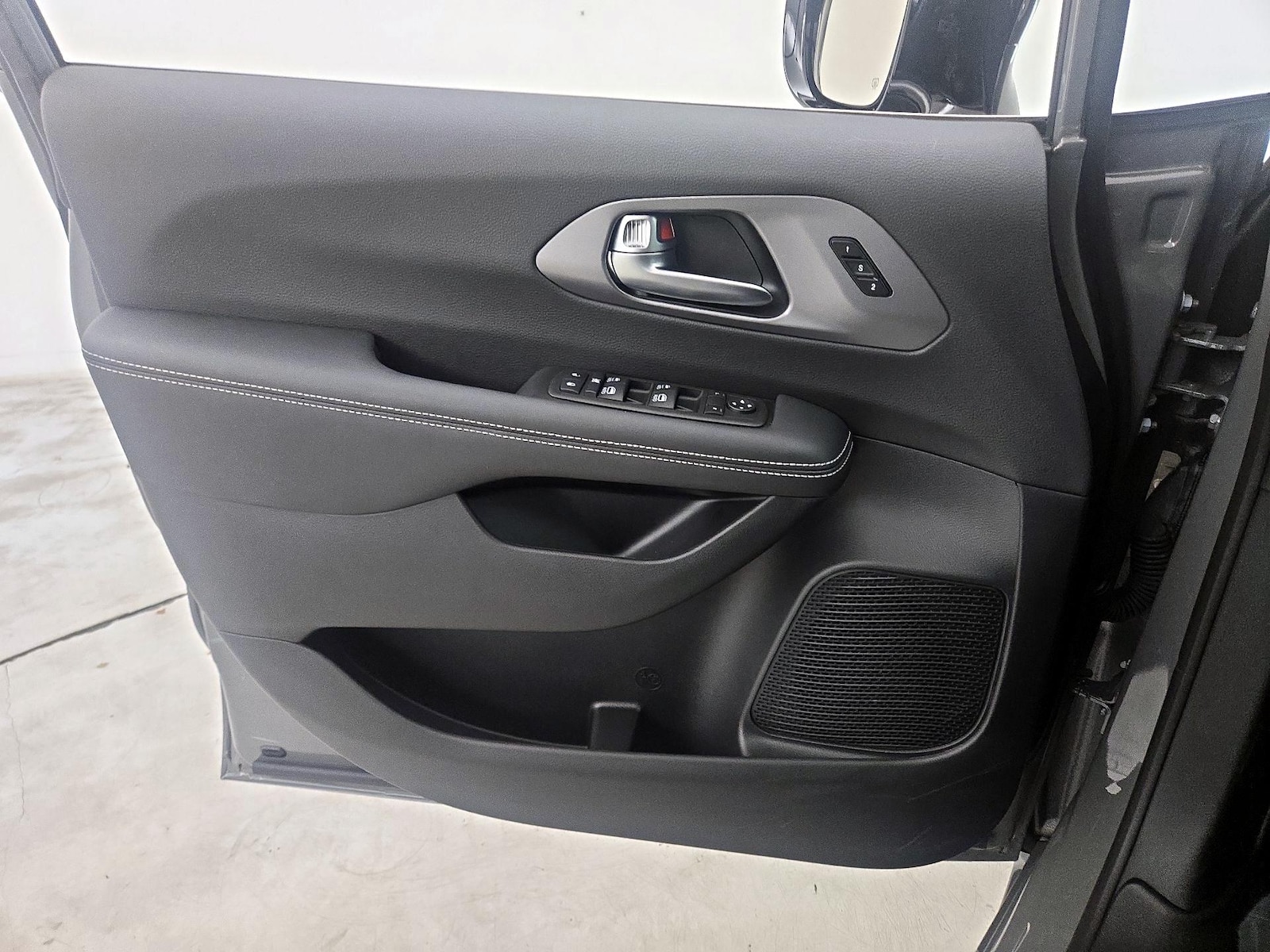 2025 Chrysler Pacifica Select - Photo 13