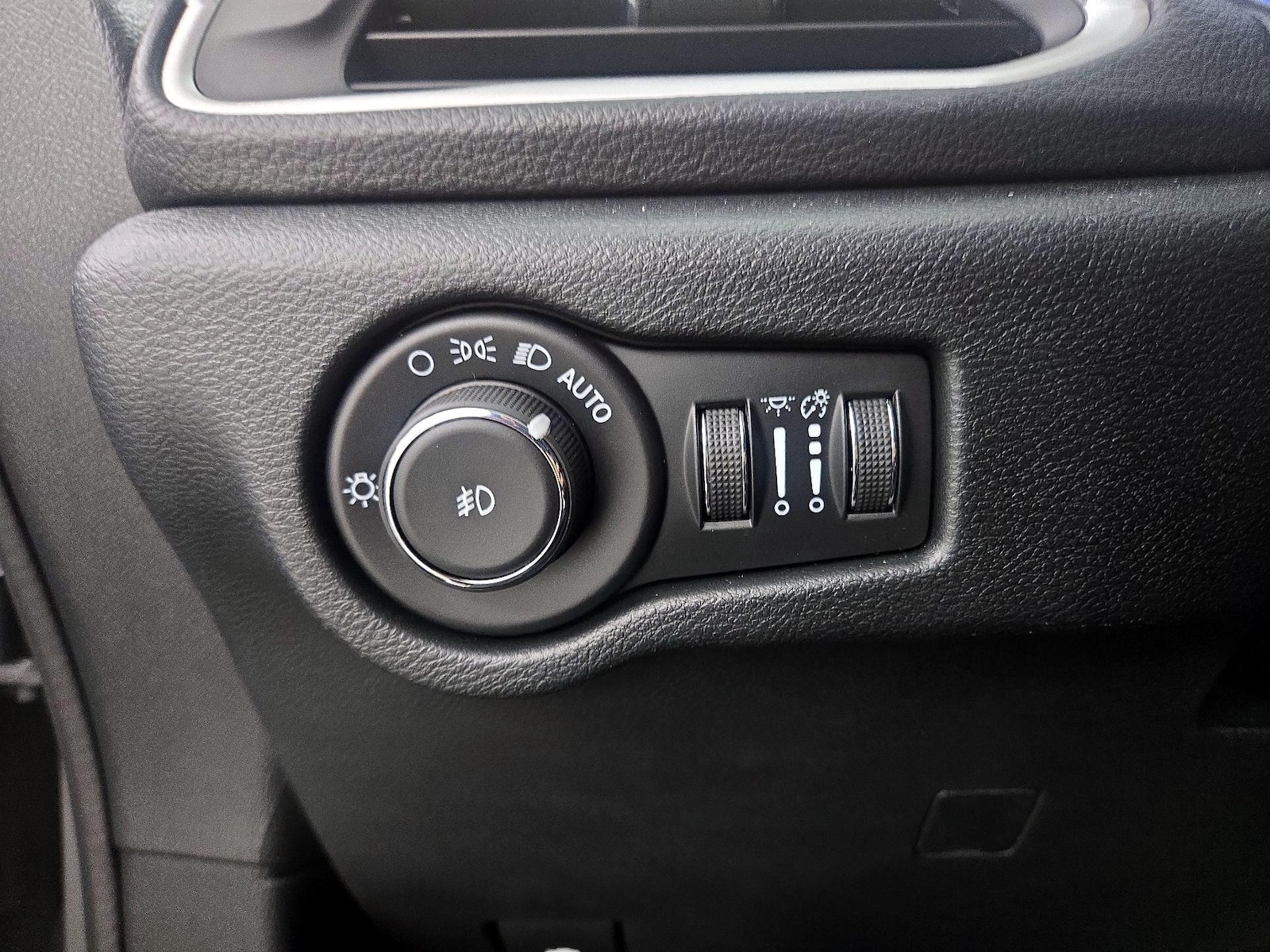 2025 Chrysler Pacifica Select - Photo 14