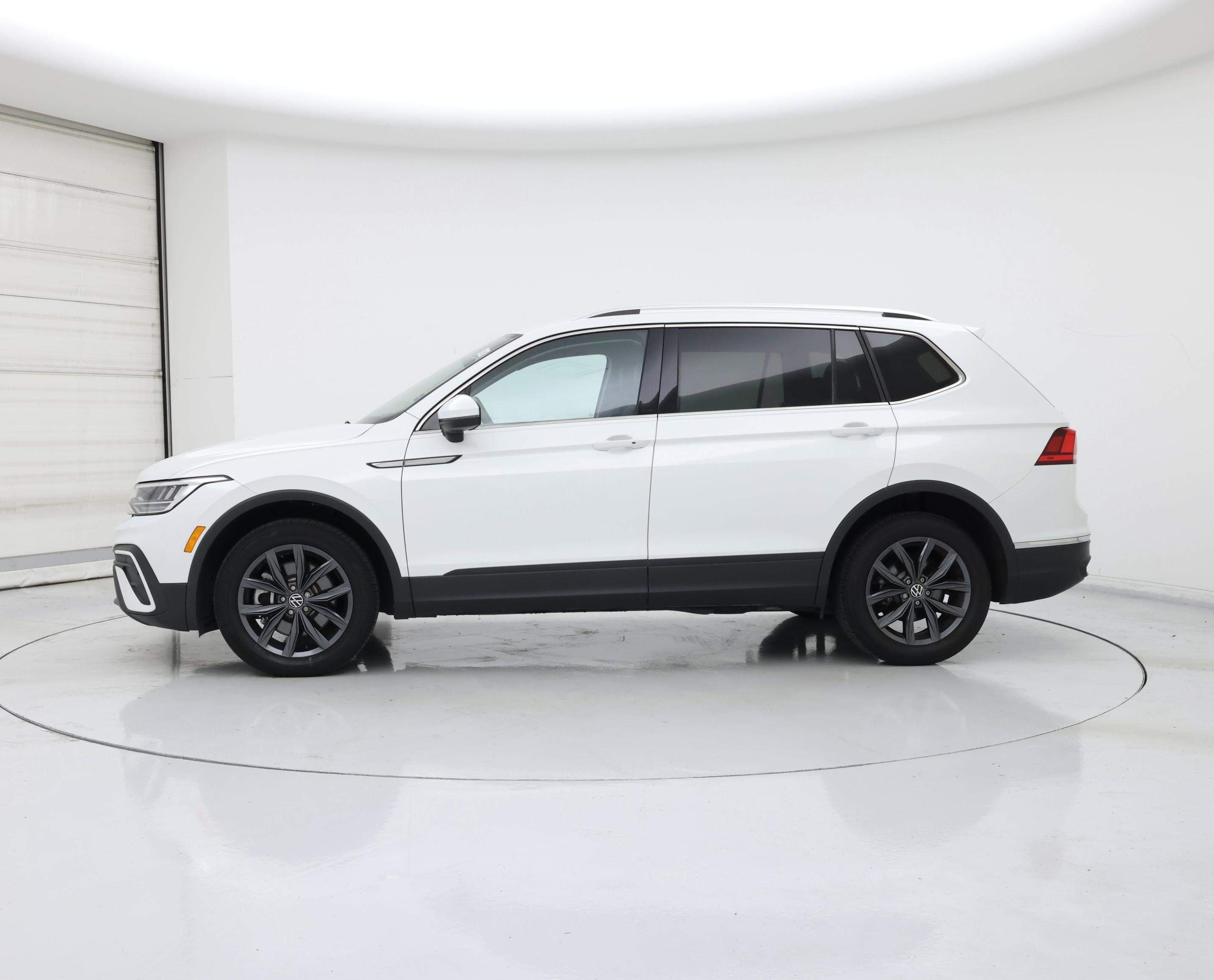 Thumbnail: 2023 Volkswagen Tiguan - 3