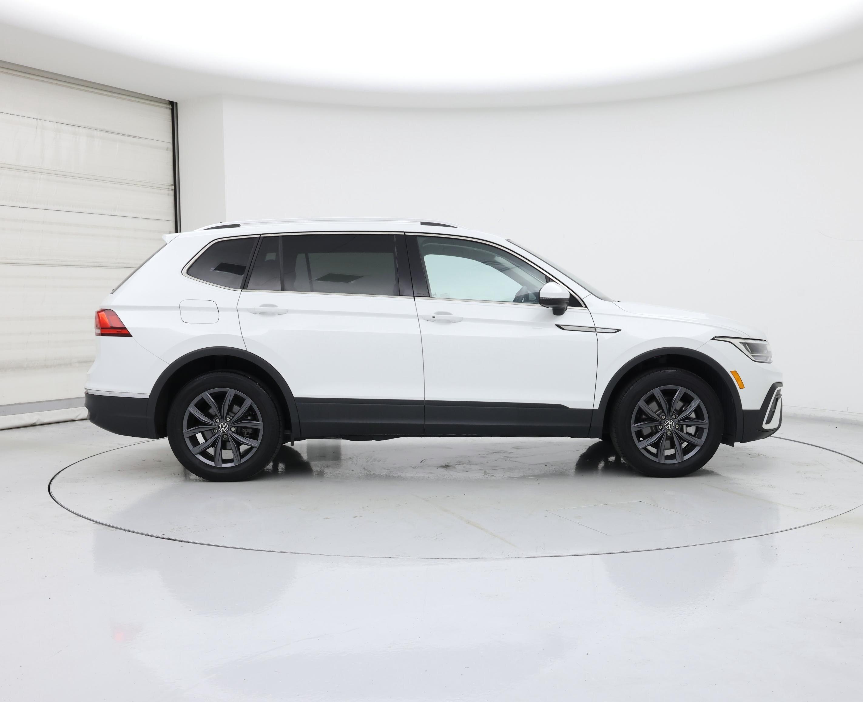 Thumbnail: 2023 Volkswagen Tiguan - 7