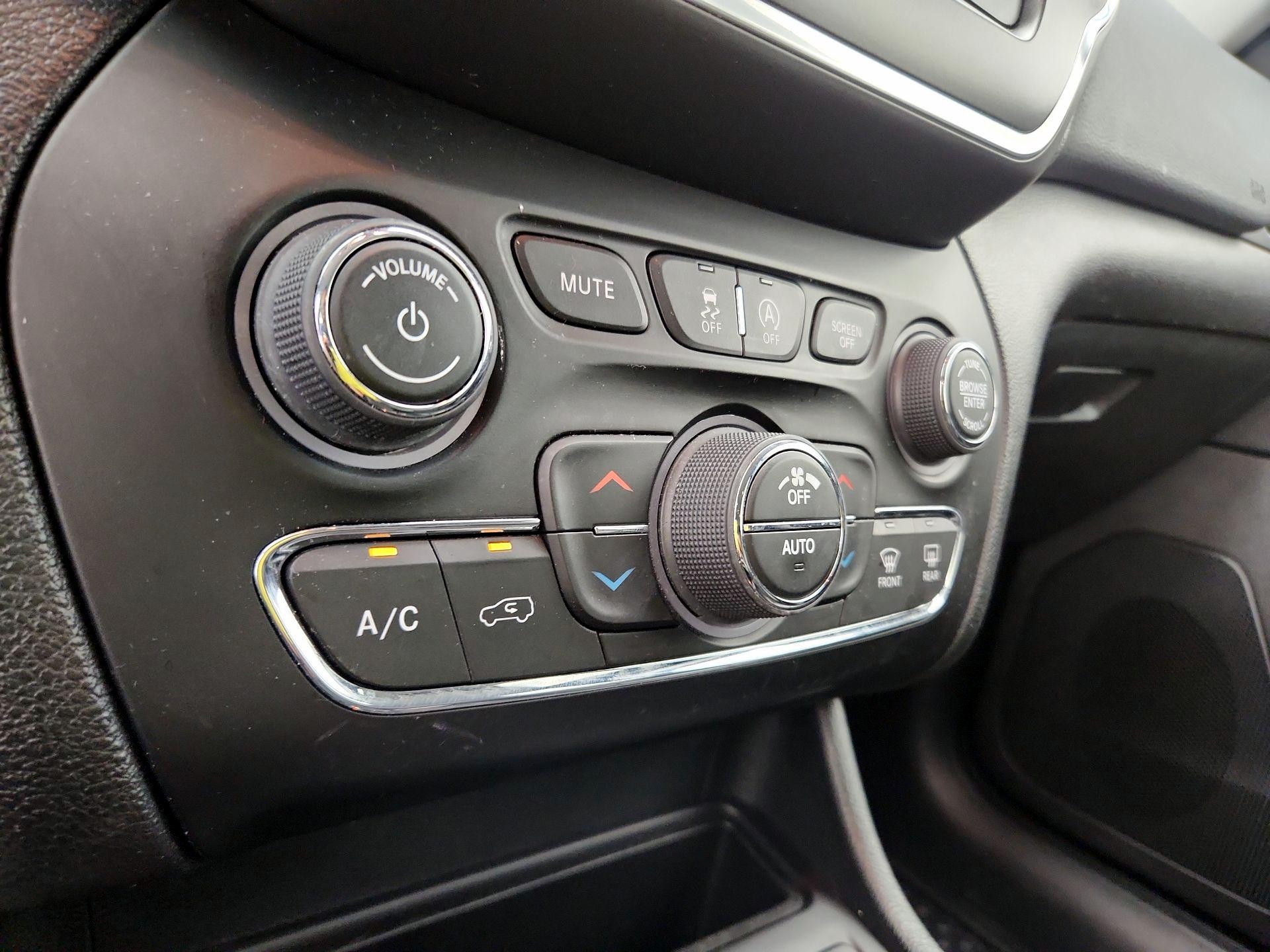 Thumbnail: 2022 Jeep Cherokee - 16