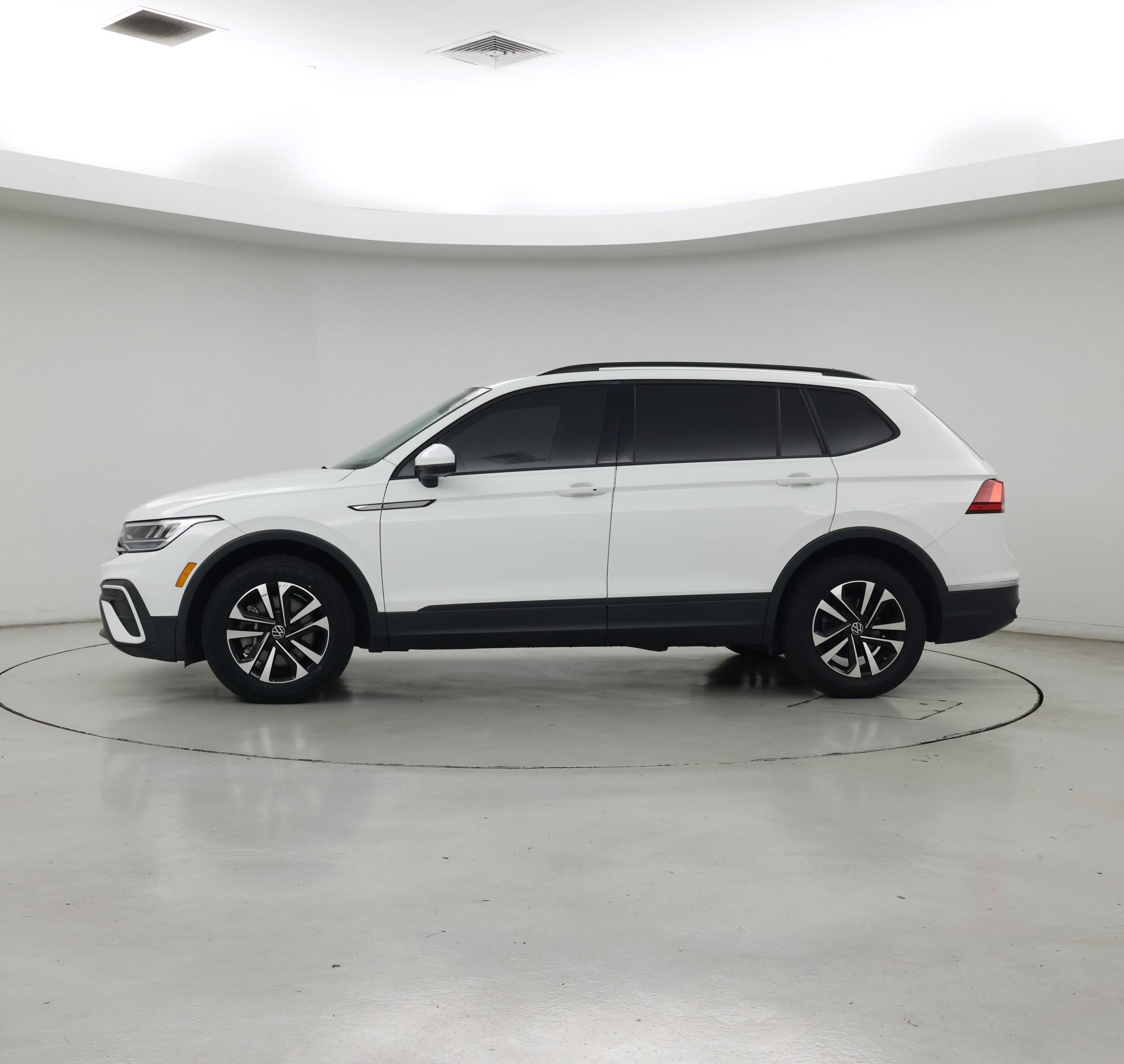 Thumbnail: 2023 Volkswagen Tiguan - 3