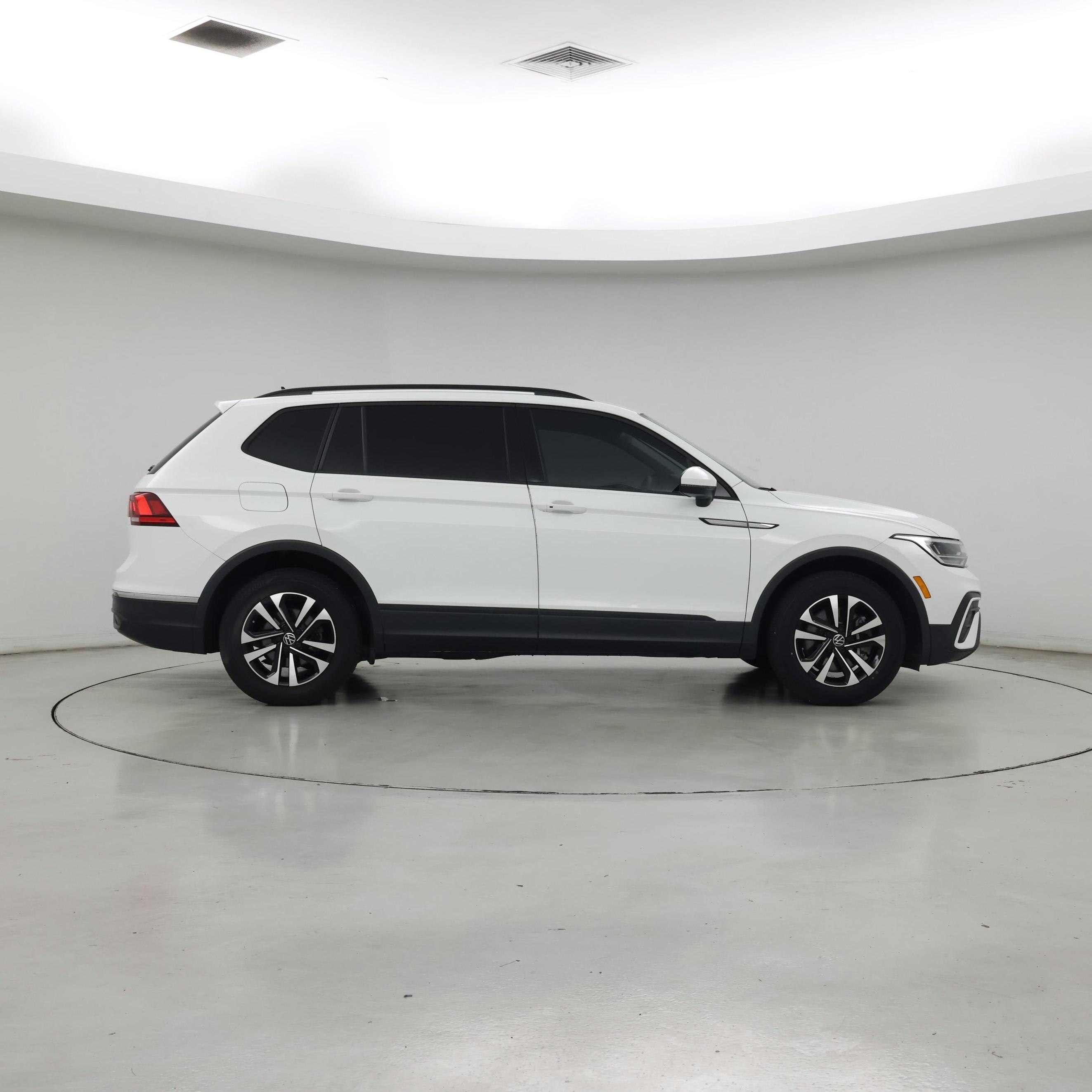 Thumbnail: 2023 Volkswagen Tiguan - 7