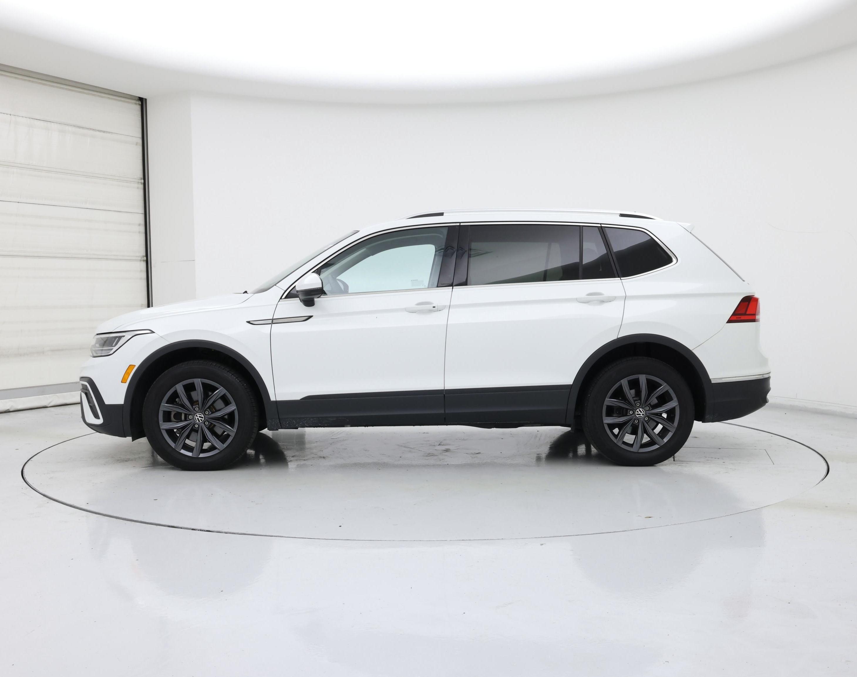Thumbnail: 2023 Volkswagen Tiguan - 3