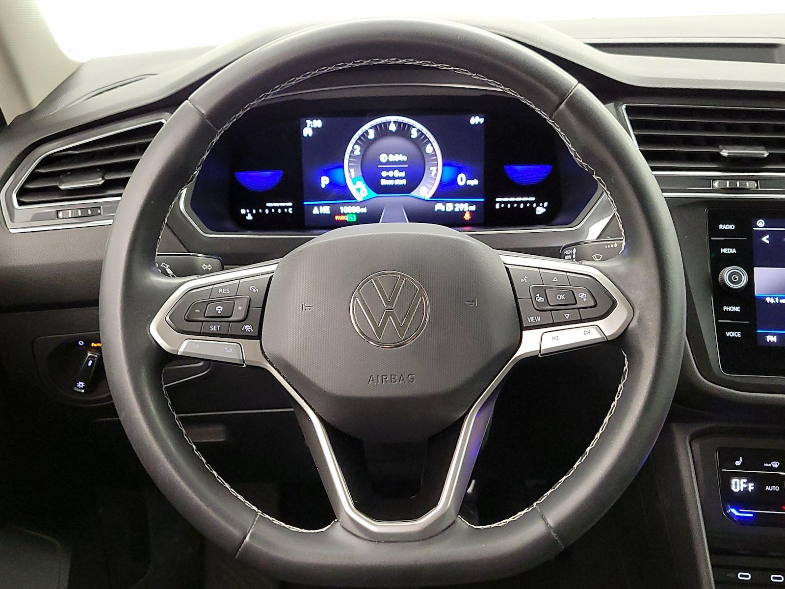 2023 Volkswagen Tiguan SE - Photo 11