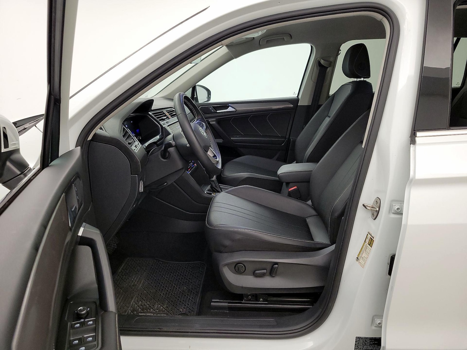 2023 Volkswagen Tiguan SE - Photo 12