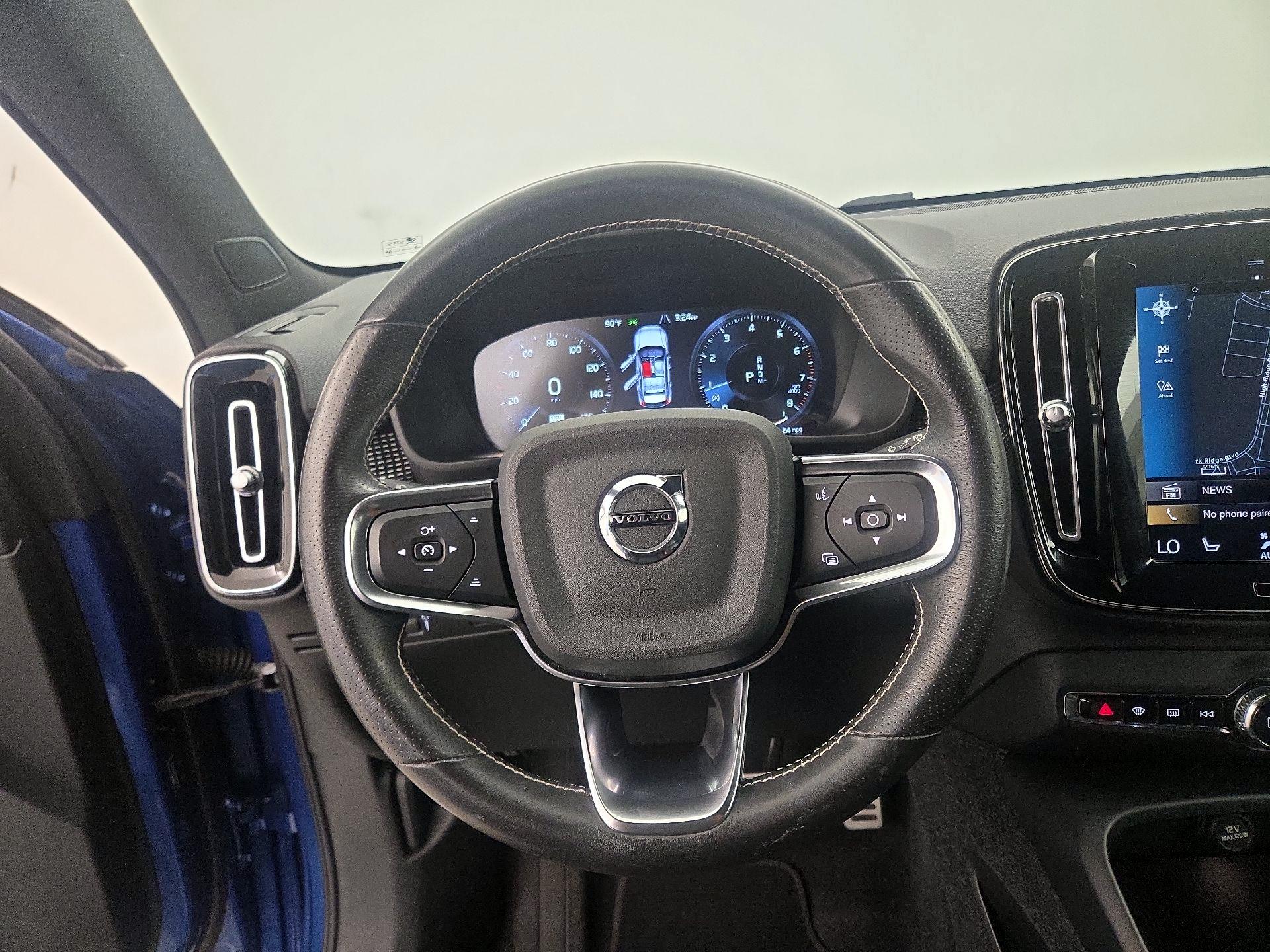 Thumbnail: 2021 Volvo XC40 - 10